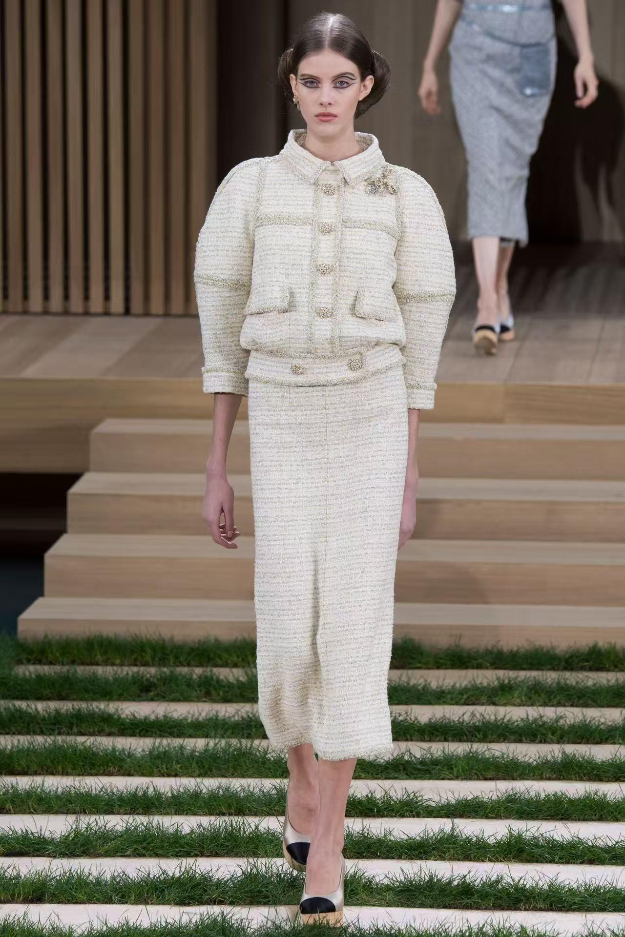 Chanel Frühling 2016 Haute Couture verschönert Tweed Jacke mit Broschen & passende Tasche (FR 50-52)

Eine außergewöhnliche, museale Chanel Haute Couture-Jacke aus der Frühjahrskollektion 2016, begleitet von der passenden Original-Couture-Tasche und