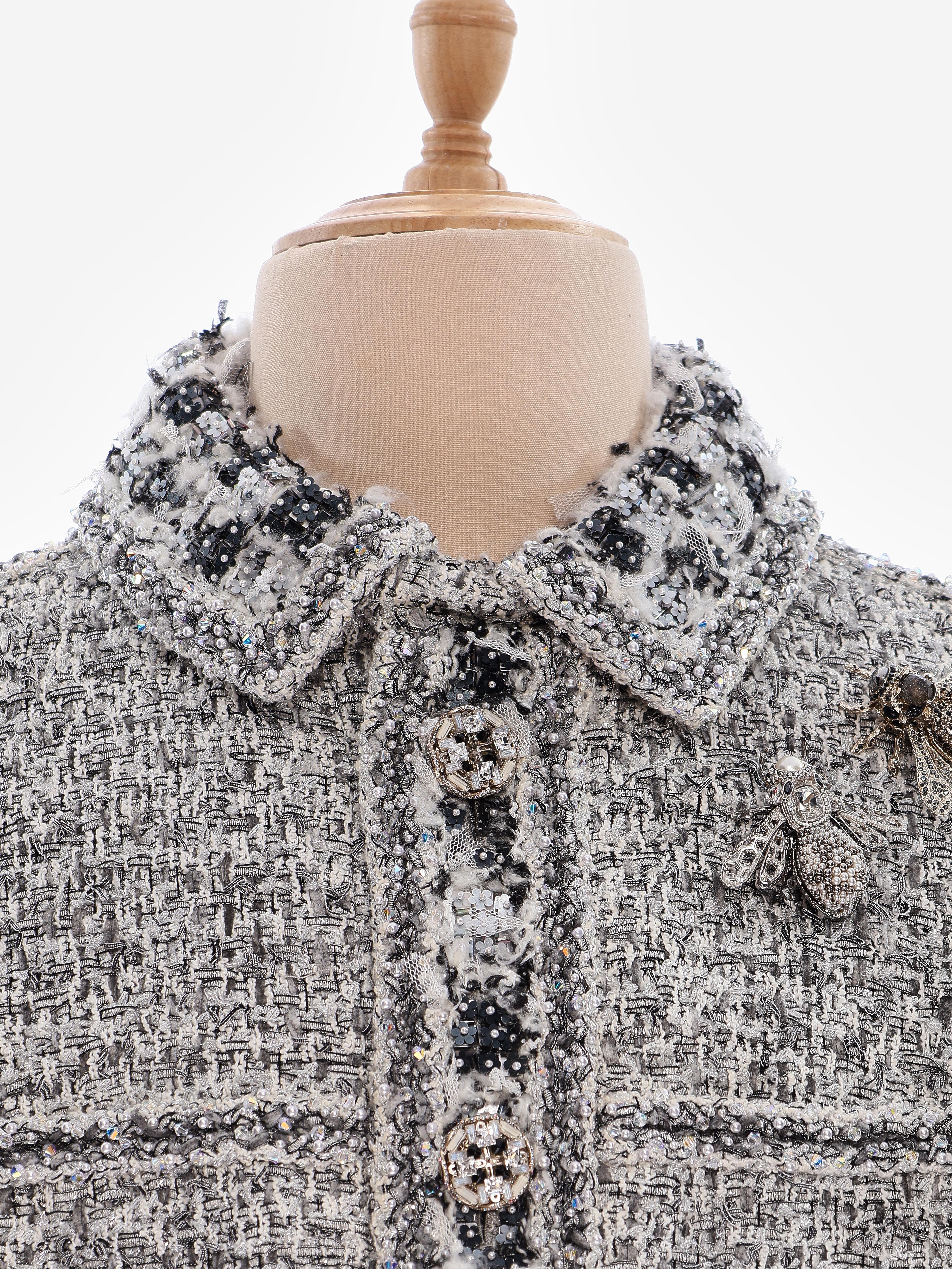 Chanel Frühjahr 2016 Haute Couture Verschönerte Tweed Jacke mit Broschen & Matchi (Grau) im Angebot