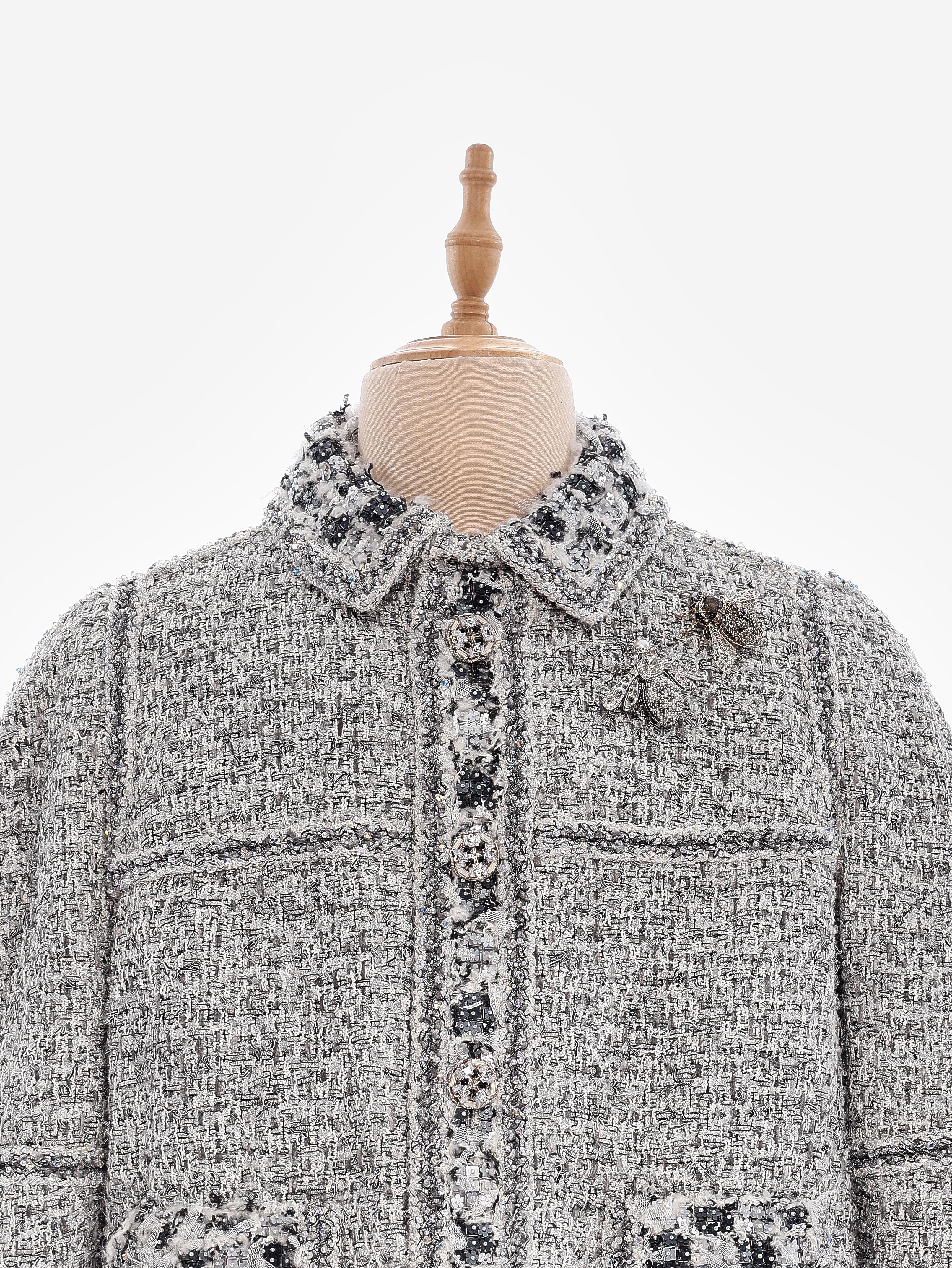 Chanel Frühjahr 2016 Haute Couture Verschönerte Tweed Jacke mit Broschen & Matchi im Zustand „Hervorragend“ im Angebot in Sydney, New South Wales