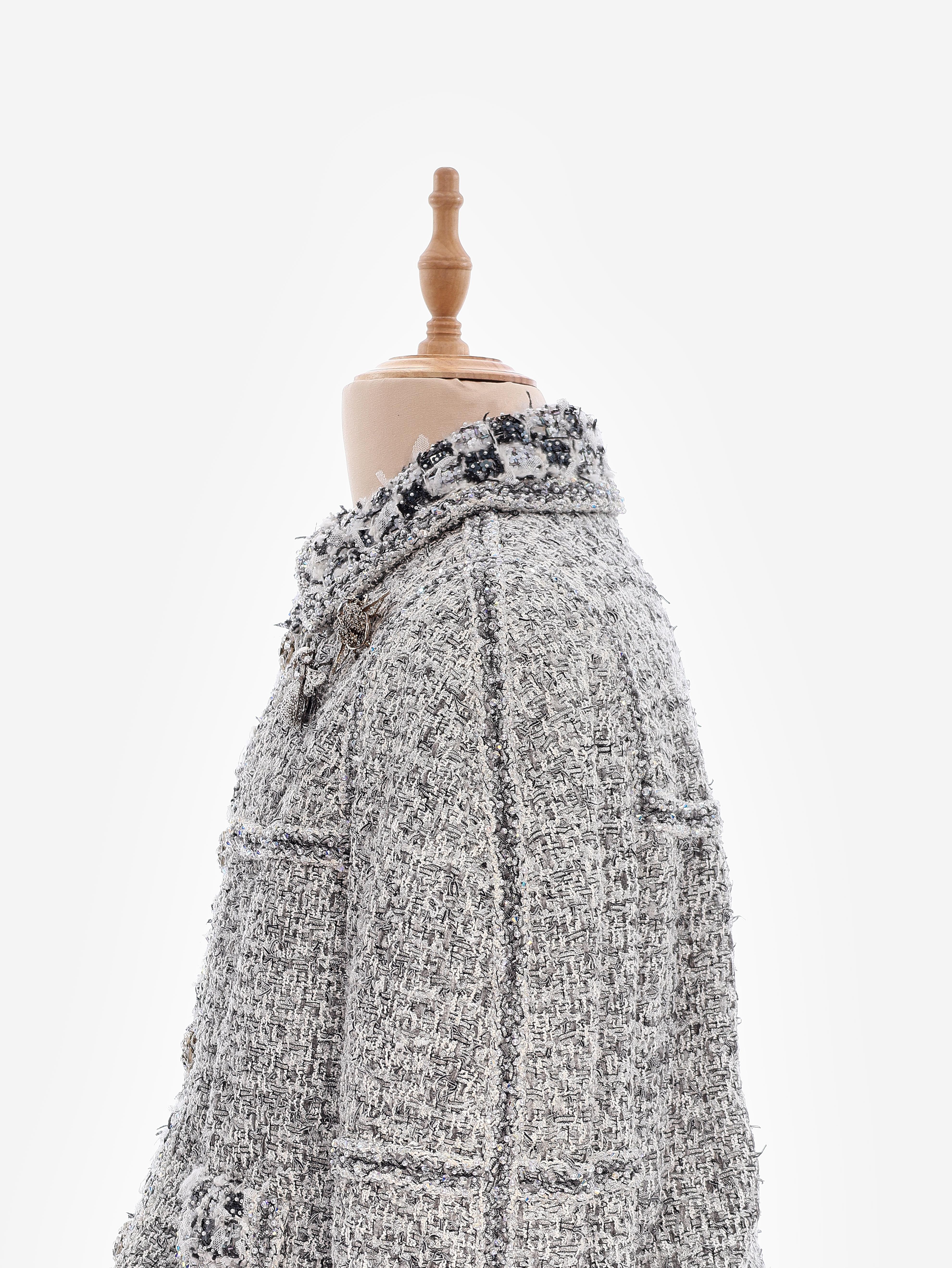 Chanel Frühjahr 2016 Haute Couture Verschönerte Tweed Jacke mit Broschen & Matchi für Damen oder Herren im Angebot