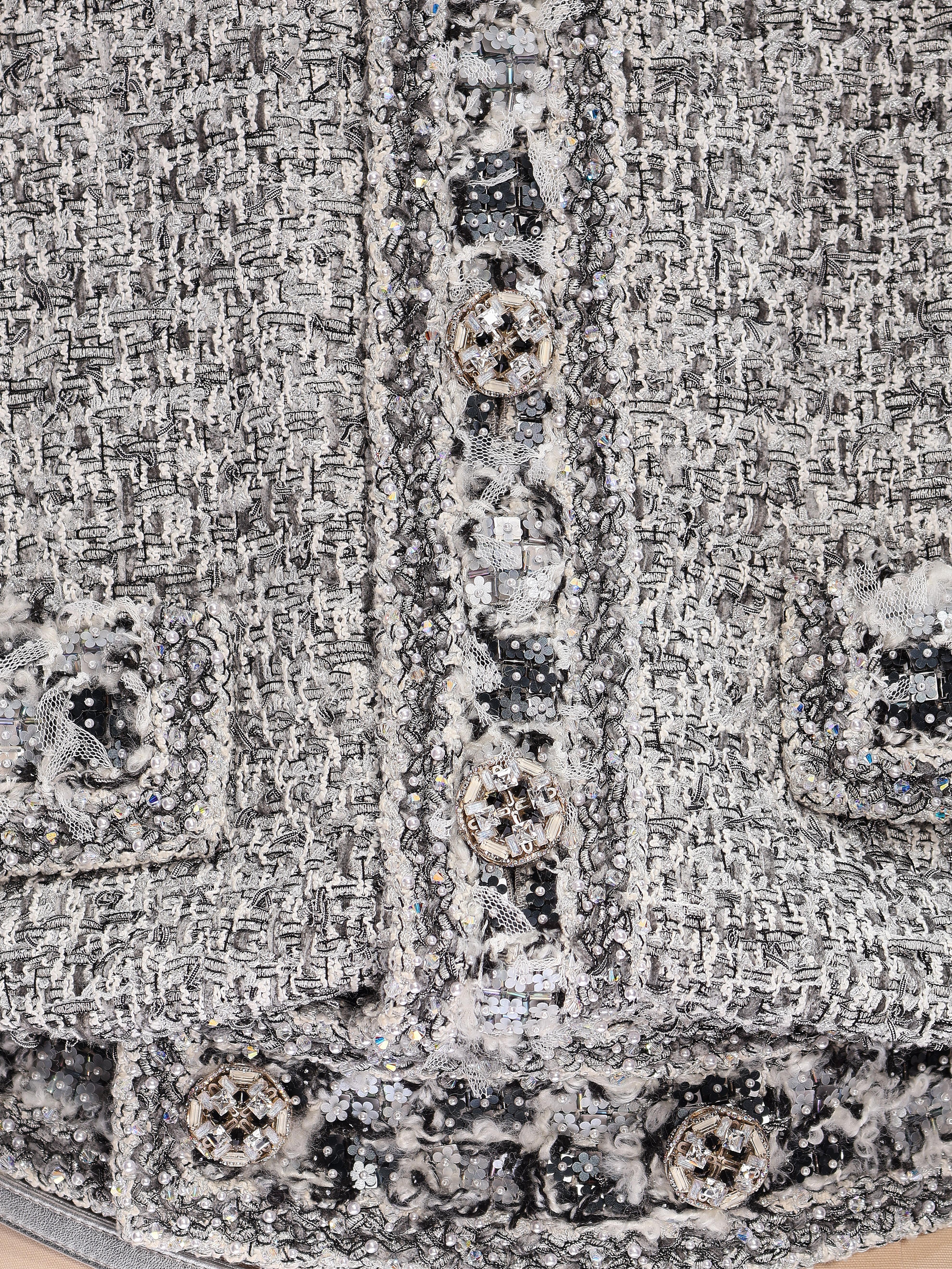 Chanel Frühjahr 2016 Haute Couture Verschönerte Tweed Jacke mit Broschen & Matchi im Angebot 1