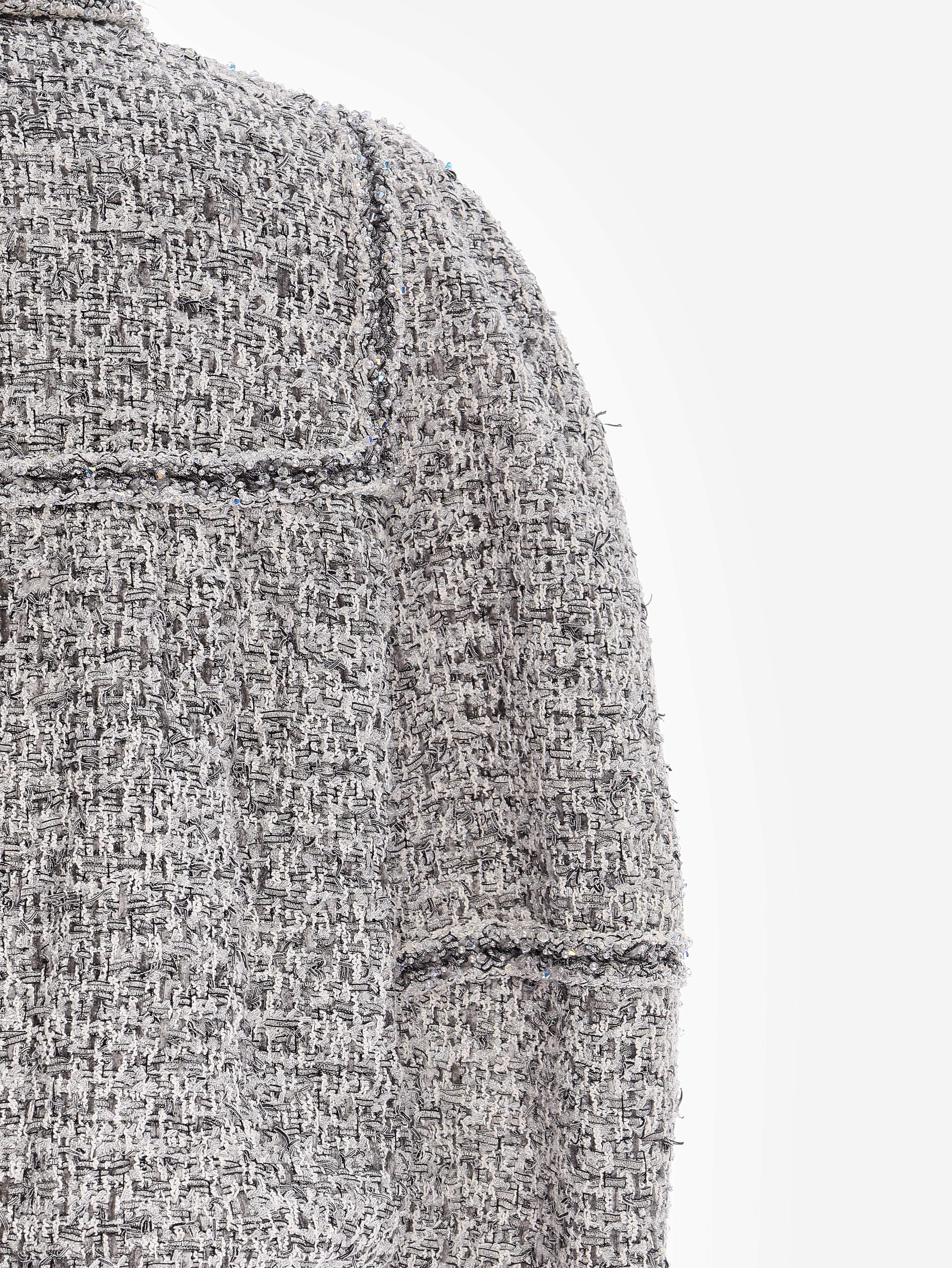 Chanel Frühjahr 2016 Haute Couture Verschönerte Tweed Jacke mit Broschen & Matchi im Angebot 2