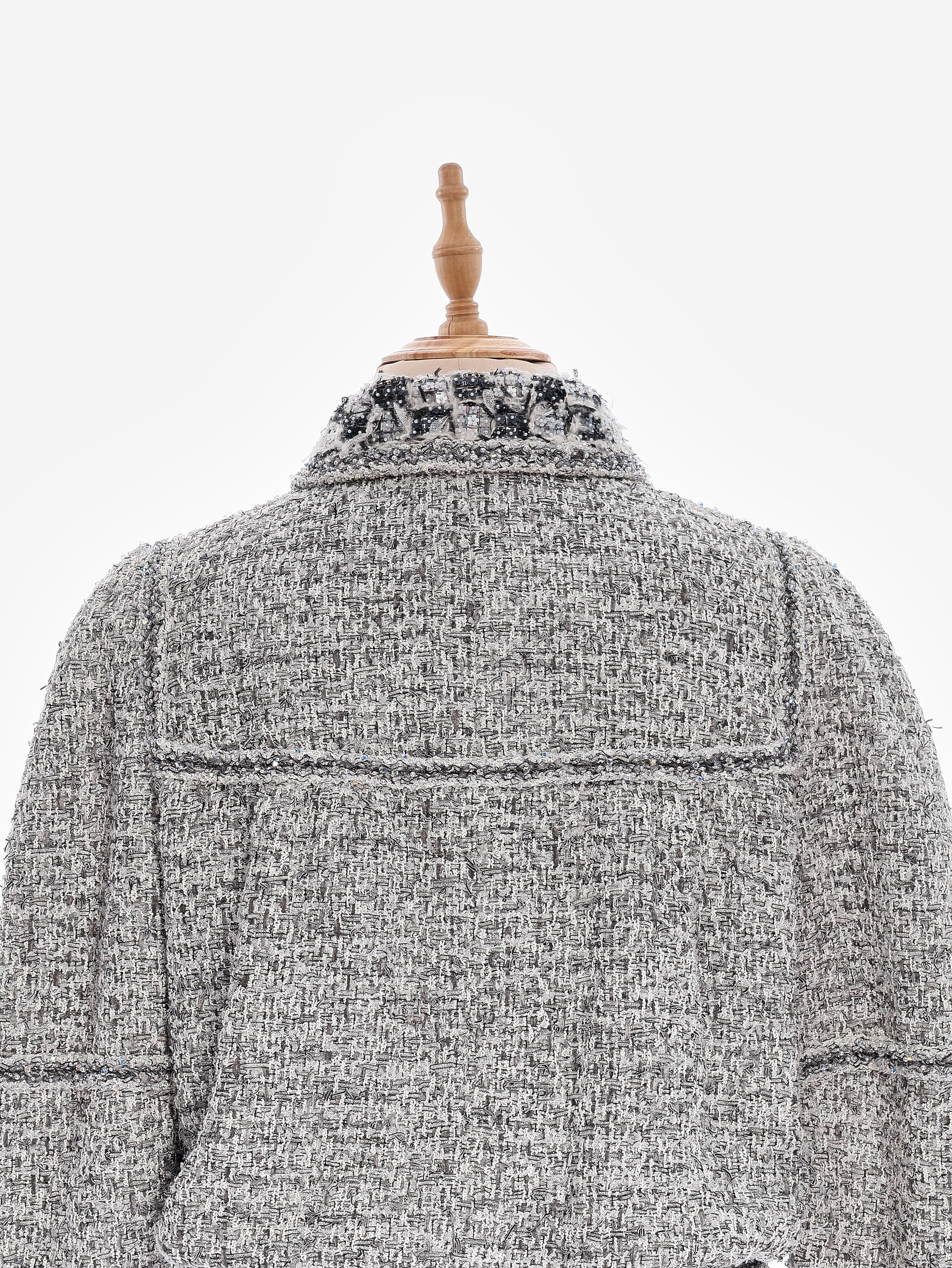 Chanel Frühjahr 2016 Haute Couture Verschönerte Tweed Jacke mit Broschen & Matchi im Angebot 3