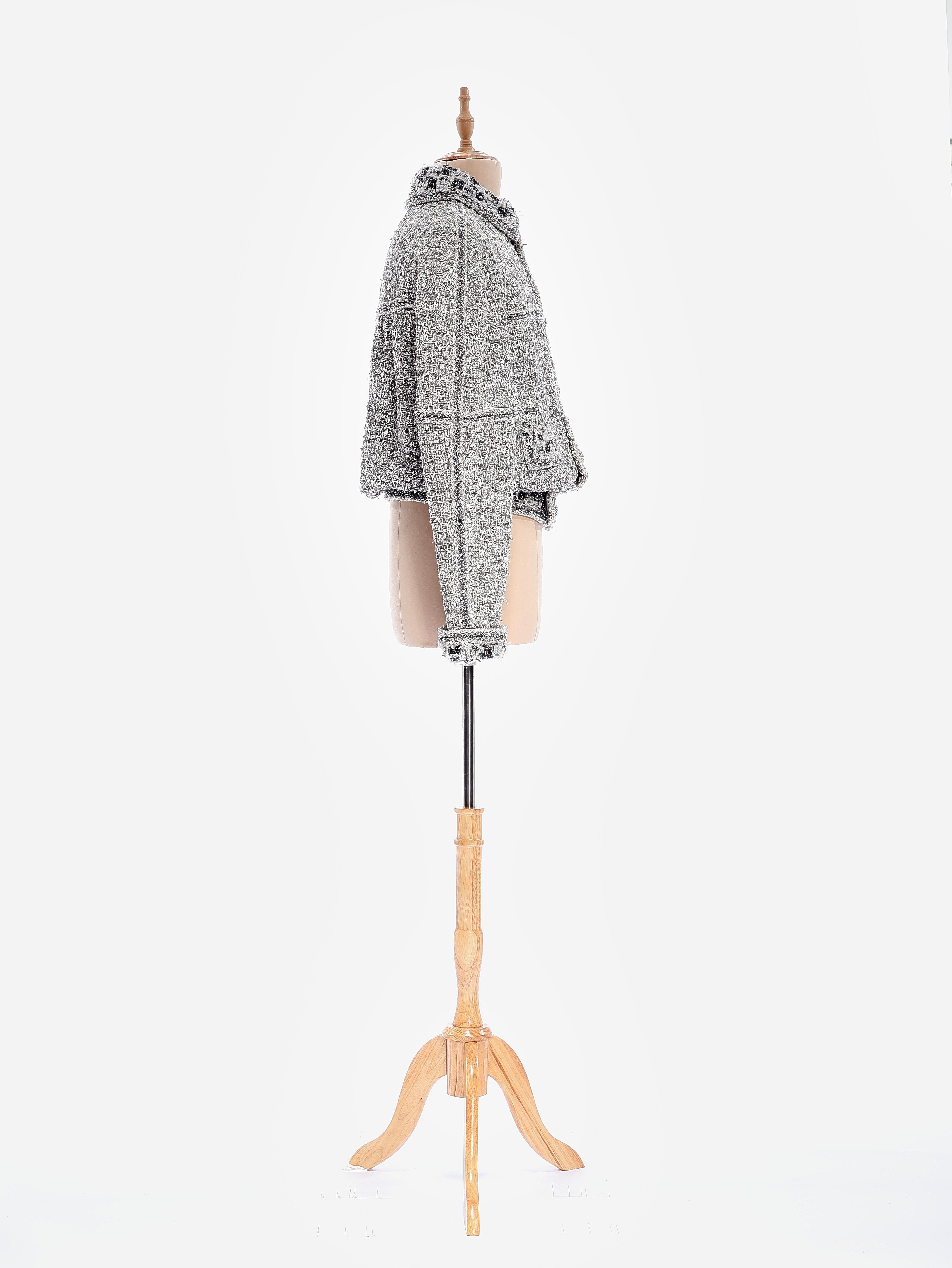 Chanel Frühjahr 2016 Haute Couture Verschönerte Tweed Jacke mit Broschen & Matchi im Angebot 4