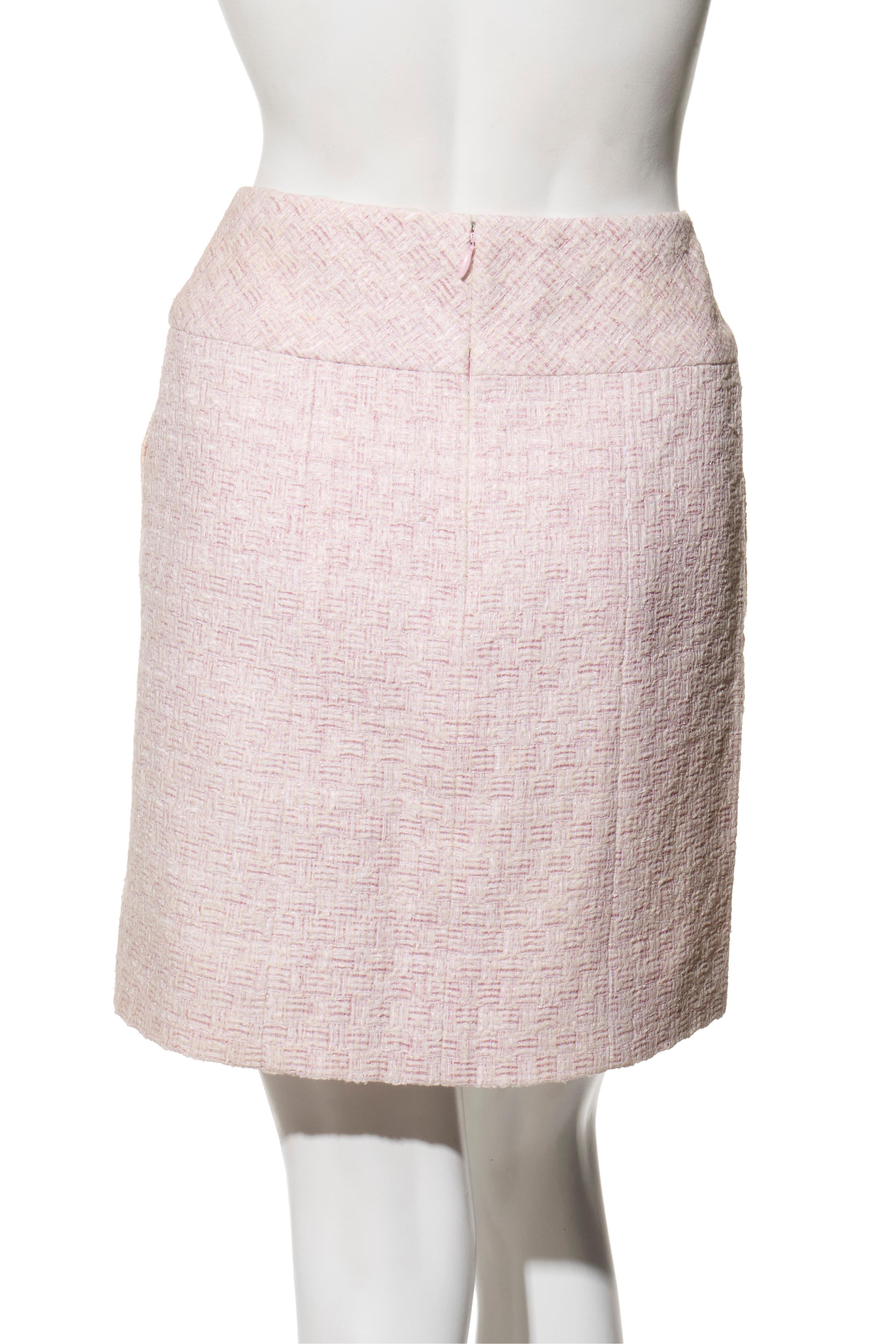 Chanel Primavera 2016 Conjunto de chaqueta y falda de tweed rosa con botones de cúpula plateados FR 34/36 en venta 6