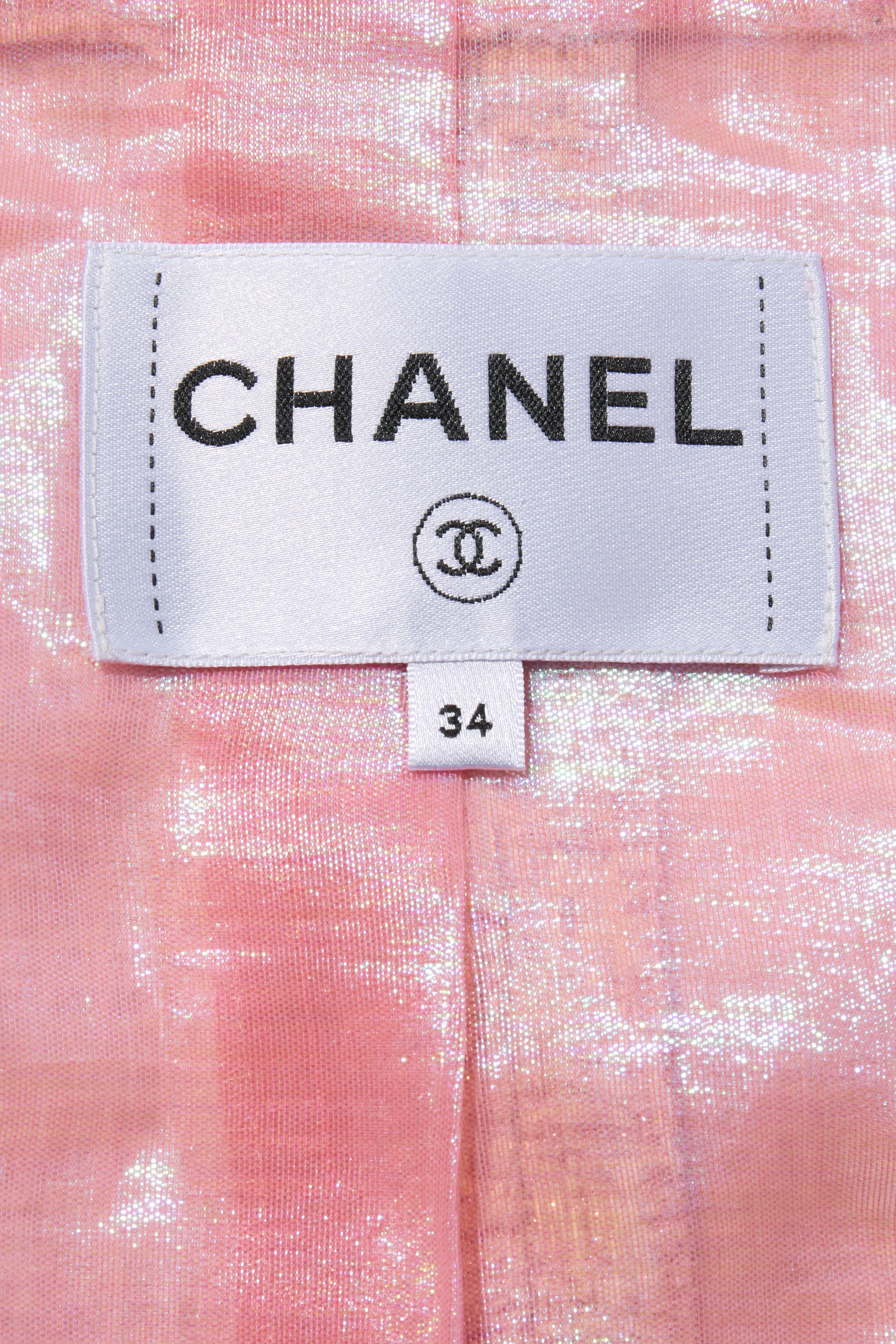 Chanel Primavera 2016 Conjunto de chaqueta y falda de tweed rosa con botones de cúpula plateados FR 34/36 en venta 9