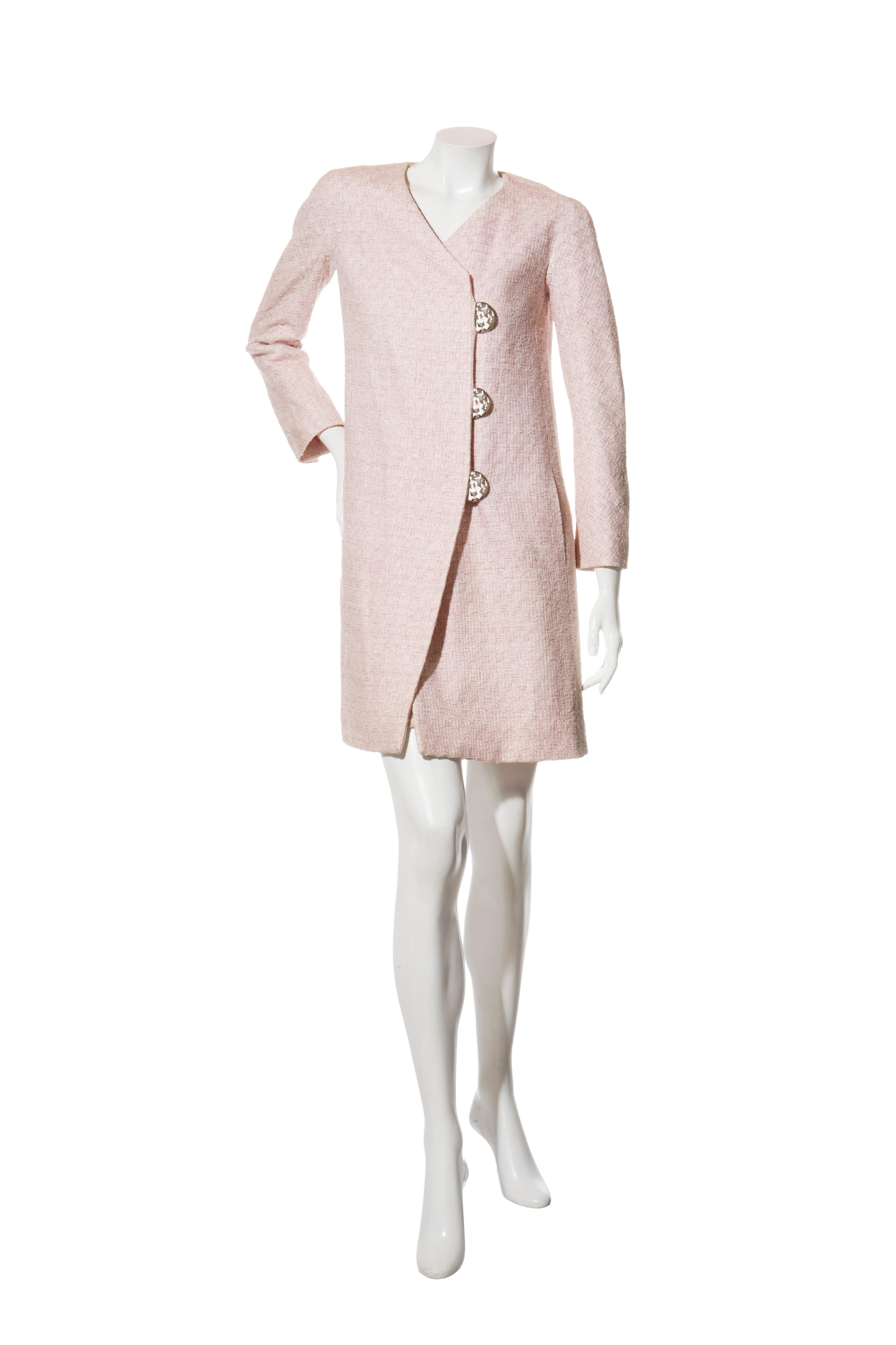 Chanel Primavera 2016 Conjunto de chaqueta y falda de tweed rosa con botones de cúpula plateados FR 34/36

Descripción:
De la Colección Primavera 2016 de Chanel (P54009V40098 y P53781V40098), este refinado traje de dos piezas captura a la perfección