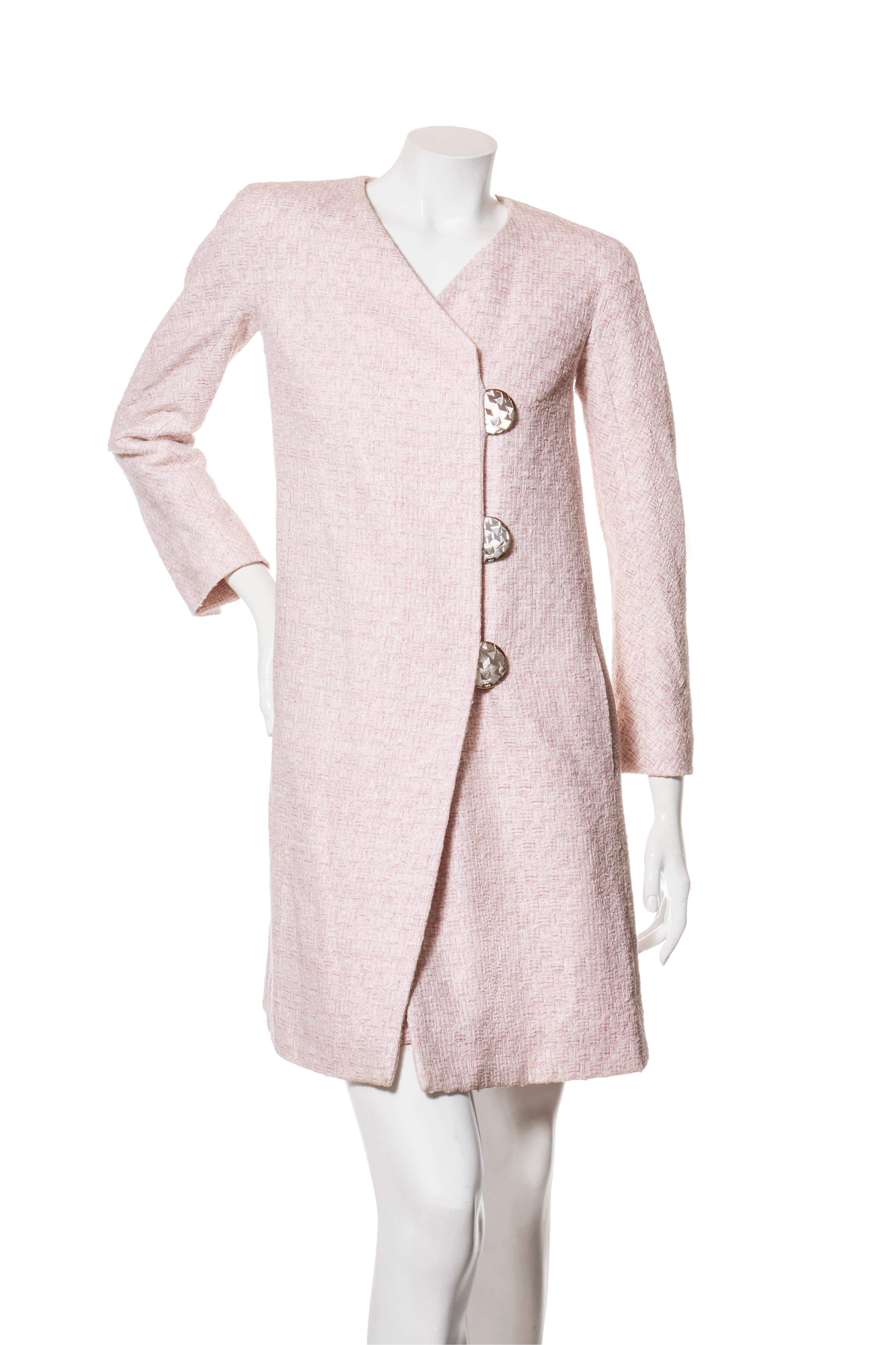 Chanel Primavera 2016 Conjunto de chaqueta y falda de tweed rosa con botones de cúpula plateados FR 34/36 en Bueno estado para la venta en Woodland Hills, CA