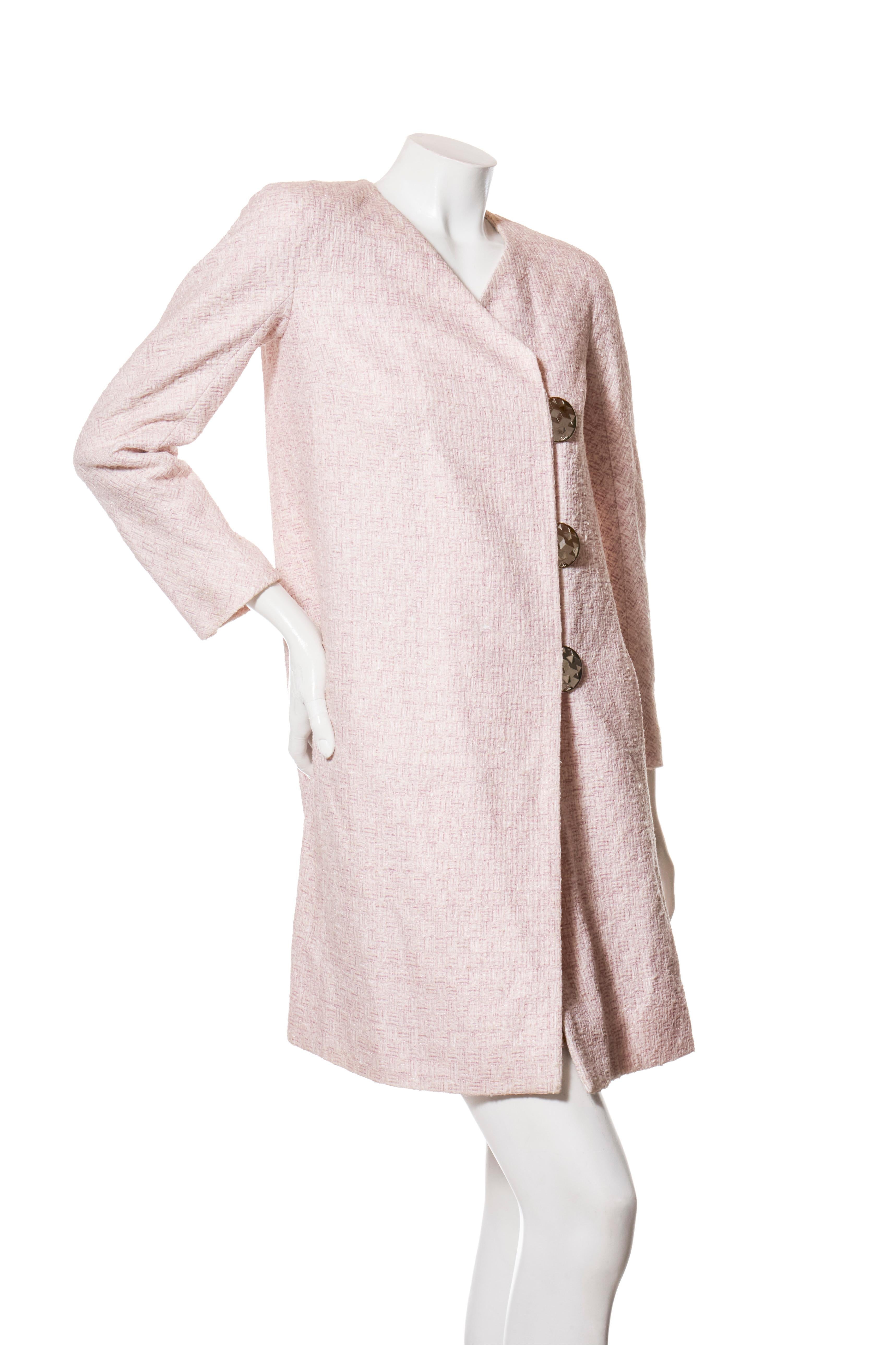 Femenino o masculino Chanel Primavera 2016 Conjunto de chaqueta y falda de tweed rosa con botones de cúpula plateados FR 34/36 en venta
