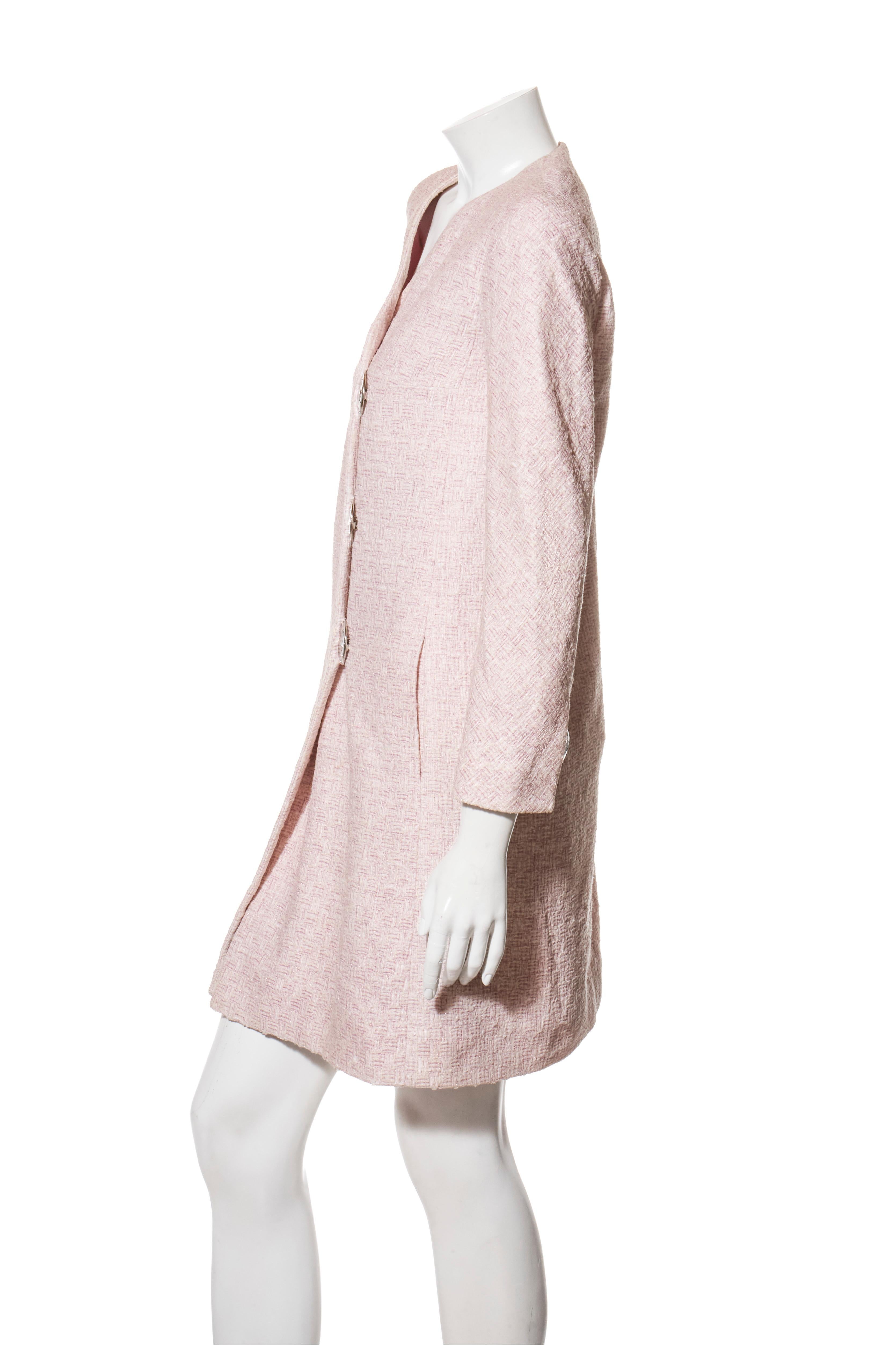 Chanel Primavera 2016 Conjunto de chaqueta y falda de tweed rosa con botones de cúpula plateados FR 34/36 en venta 1