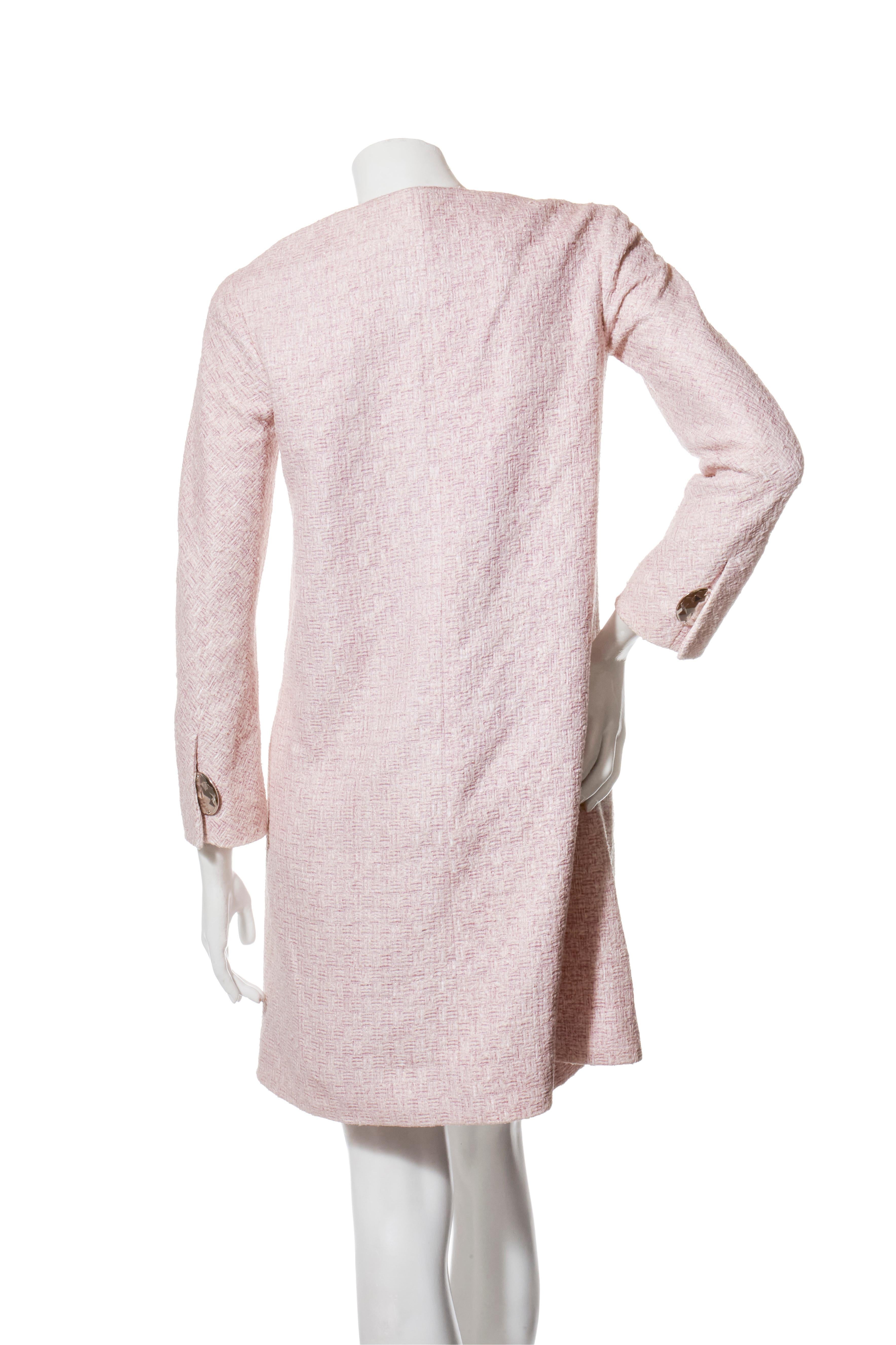 Chanel Primavera 2016 Conjunto de chaqueta y falda de tweed rosa con botones de cúpula plateados FR 34/36 en venta 3