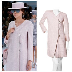 Chanel Primavera 2016 Conjunto de chaqueta y falda de tweed rosa con botones de cúpula plateados FR 34/36