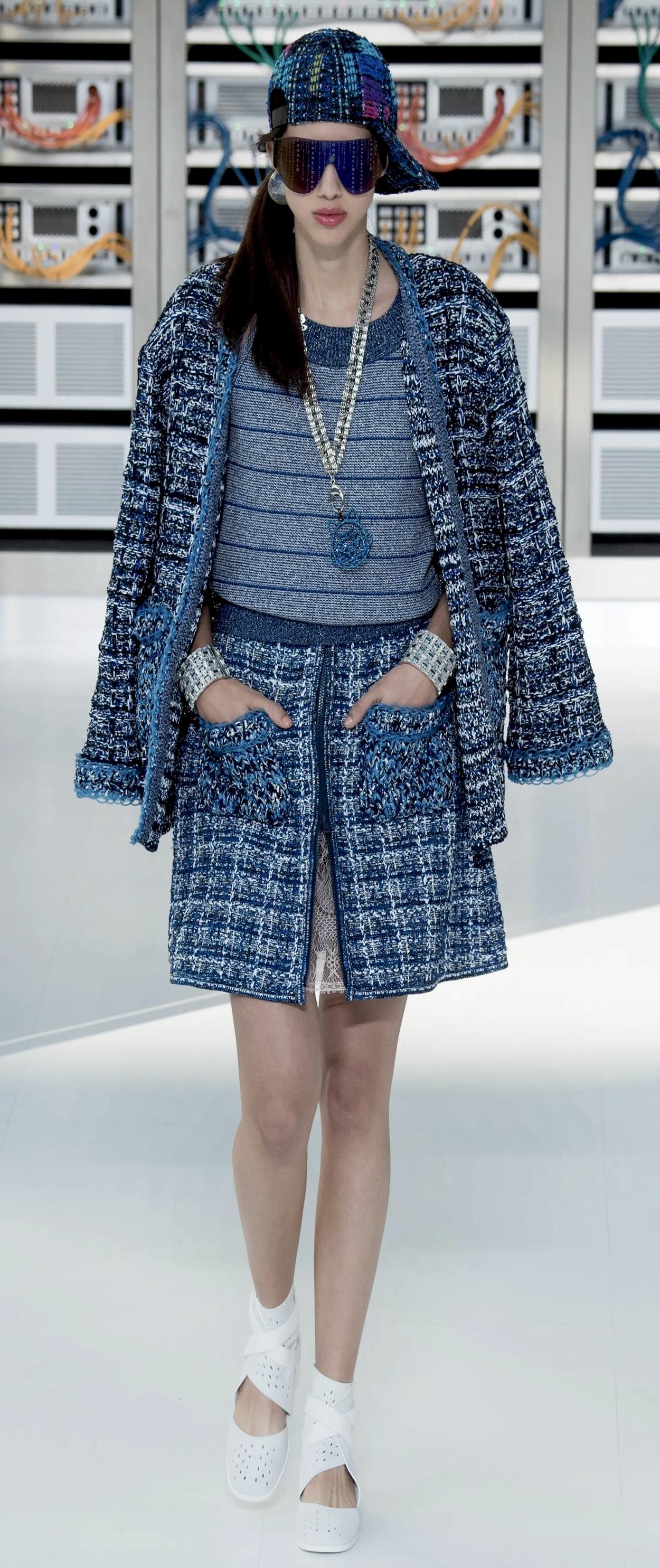Magnifique top en maille Chanel issu de la collection printemps 2017. Look 31 sur le podium. Non portés. Confectionné dans un mélange de coton/cachemire/soie/métallique magnifiquement texturé et tricoté de façon complexe dans les tons marine, blanc