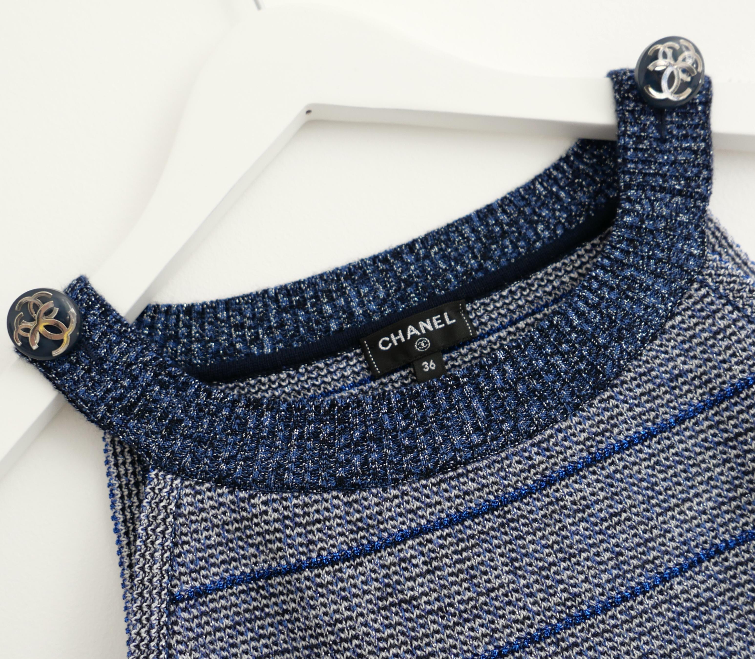 Chanel Spring 2017 - Top en maille à boutons CC rayés, marine et argent Neuf - En vente à London, GB