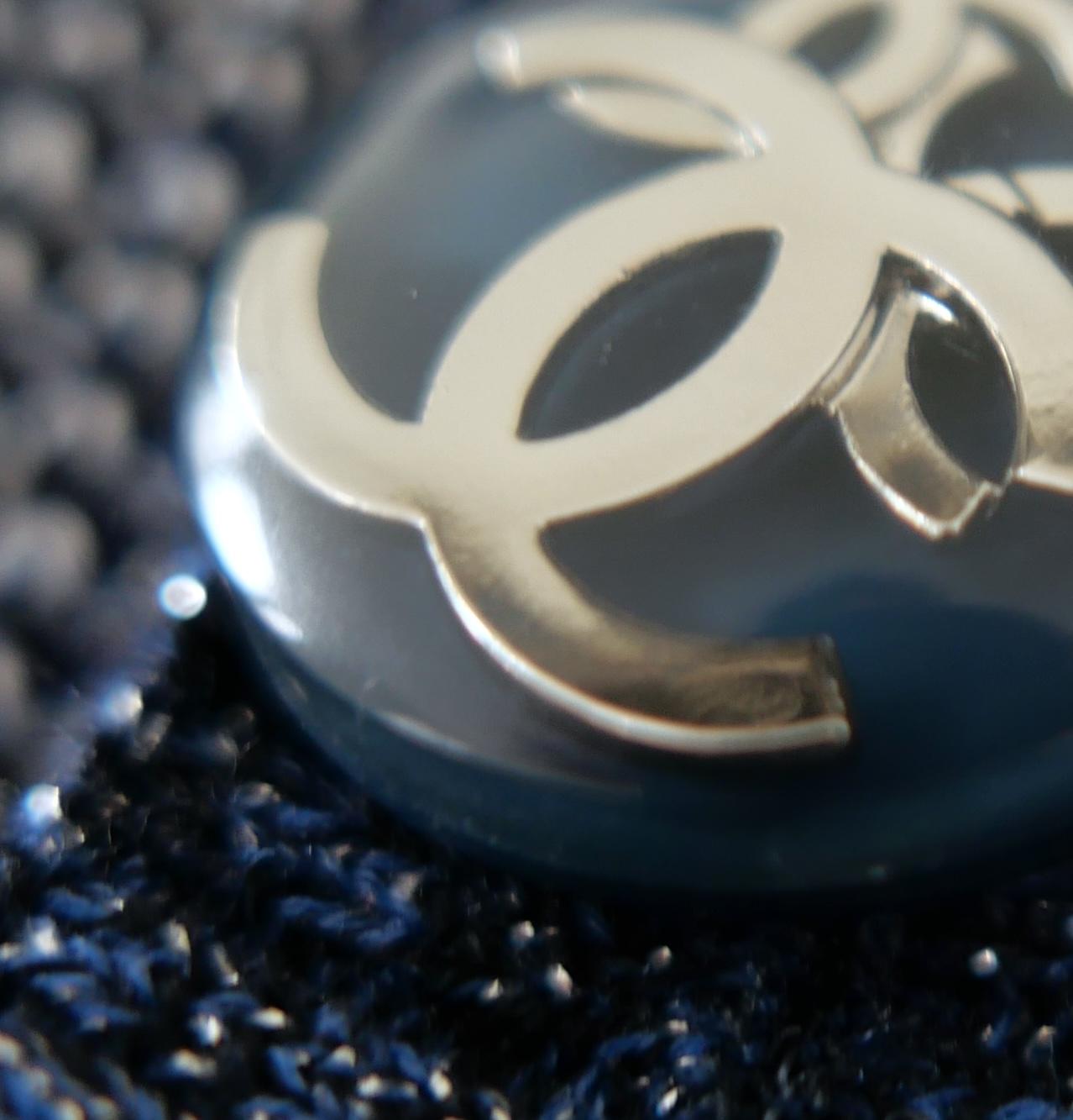 Chanel Spring 2017 - Top en maille à boutons CC rayés, marine et argent en vente 1