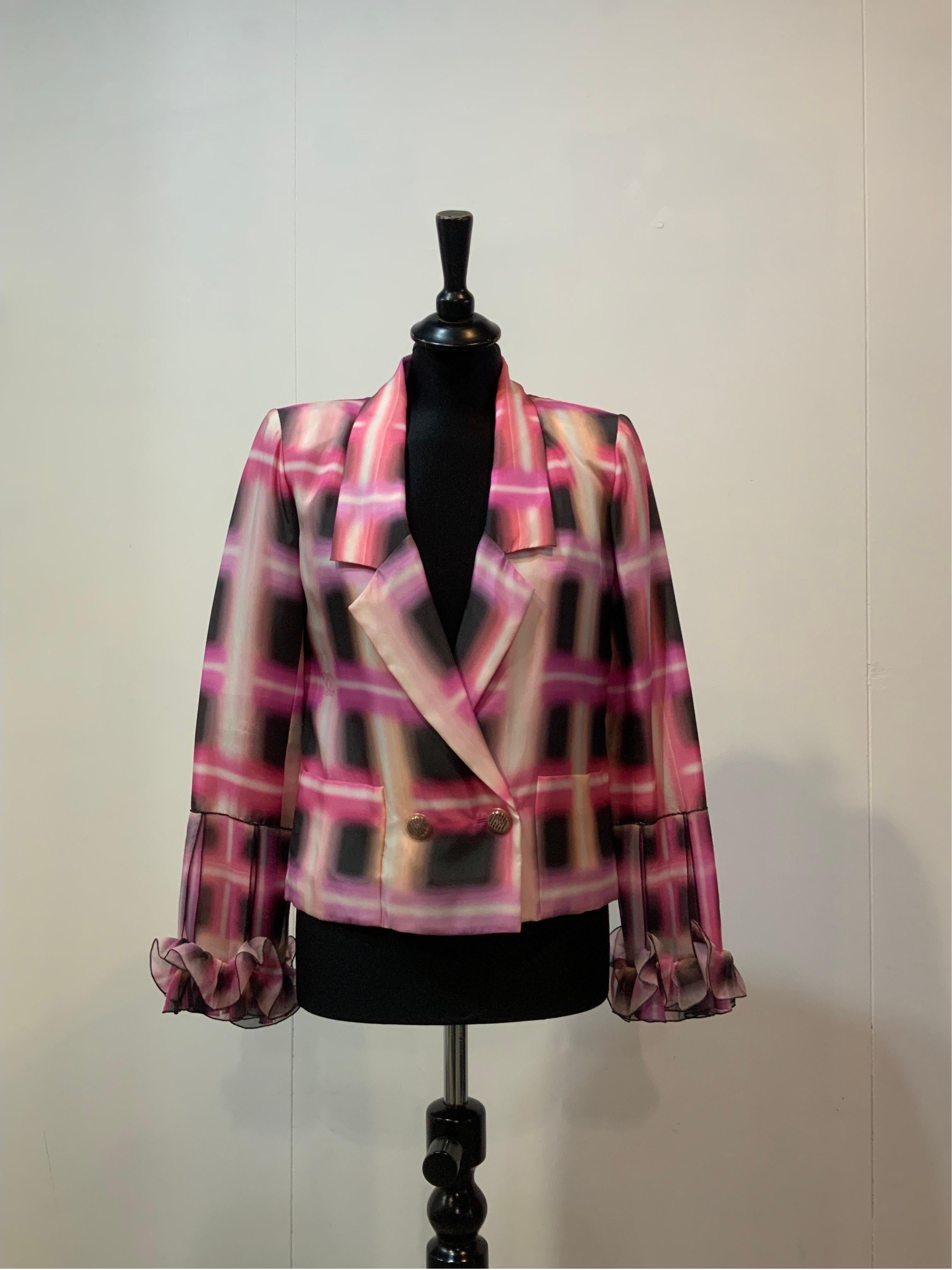 CHANEL NEON PINK JACKET.
Spring 2017 Ready to Wear
Chanel double-breasted jacket. Pink neon pattern.
In silk. Very beautiful colors.
Features padded shoulder straps.
French size 34 which corresponds to an Italian 38.
Shoulders 40 cm
Bust 44