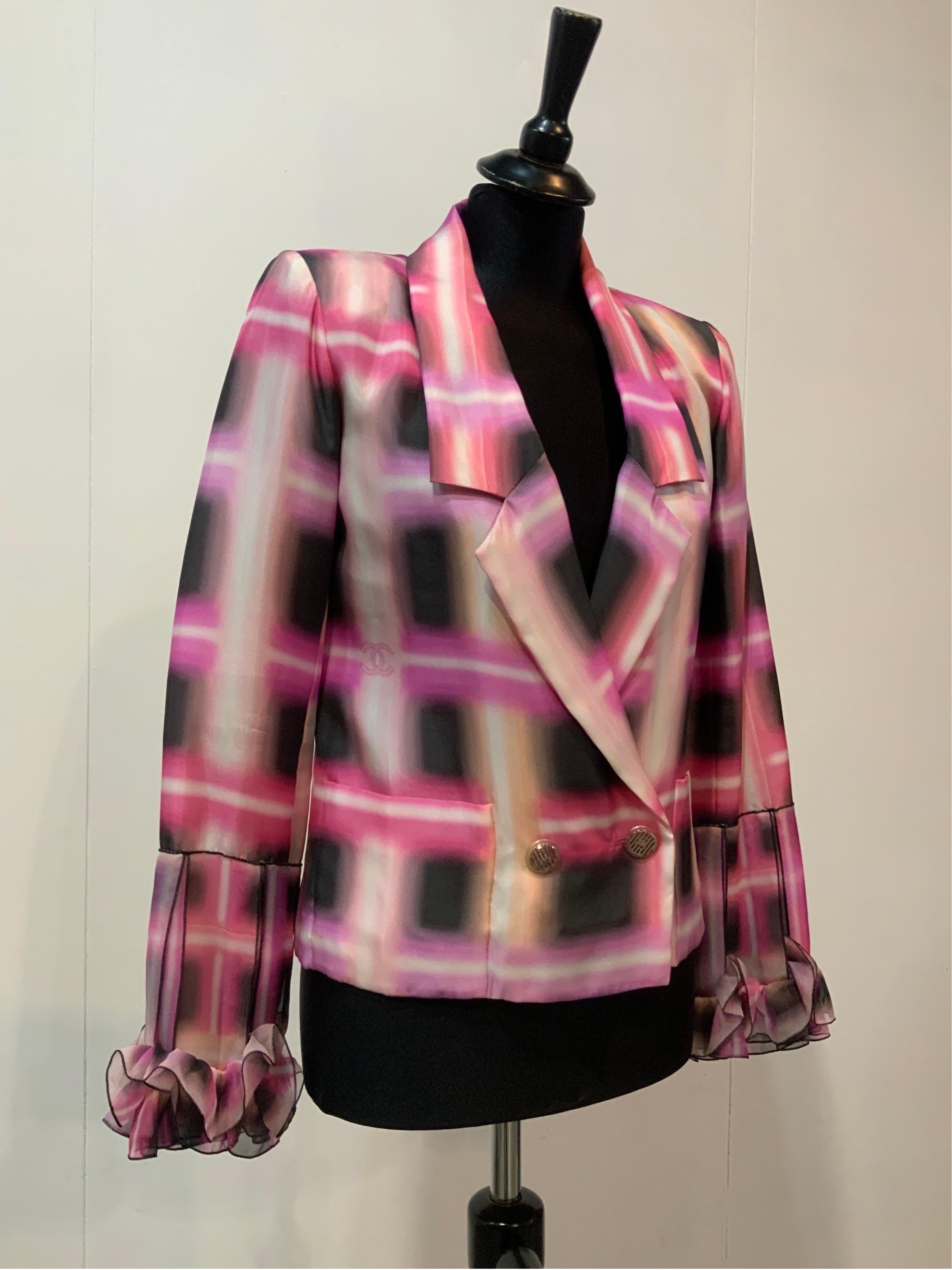 Rose Chanel Spring 2017 RTW pink neon silk double breasted Jacket (veste à double boutonnage en soie néon). en vente