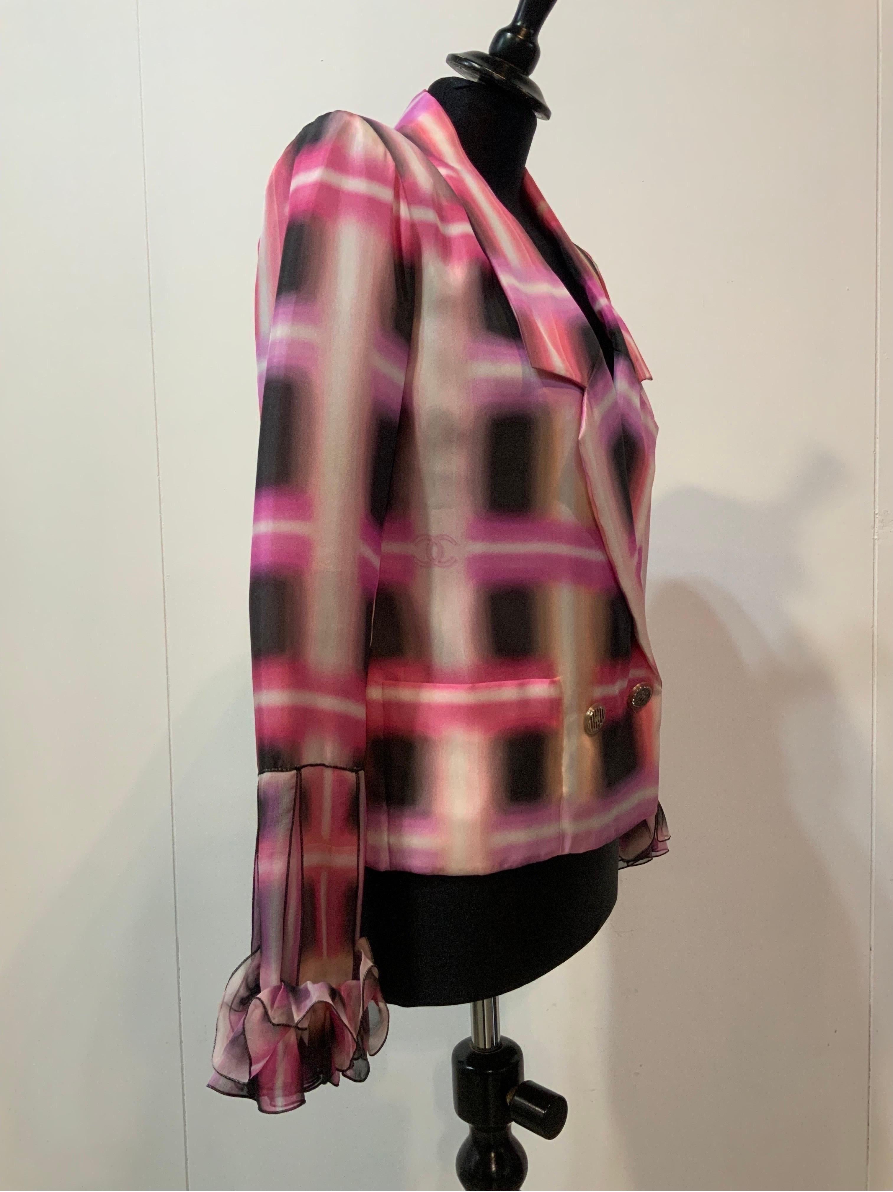 Chanel Spring 2017 RTW pink neon silk double breasted Jacket (veste à double boutonnage en soie néon). Unisexe en vente