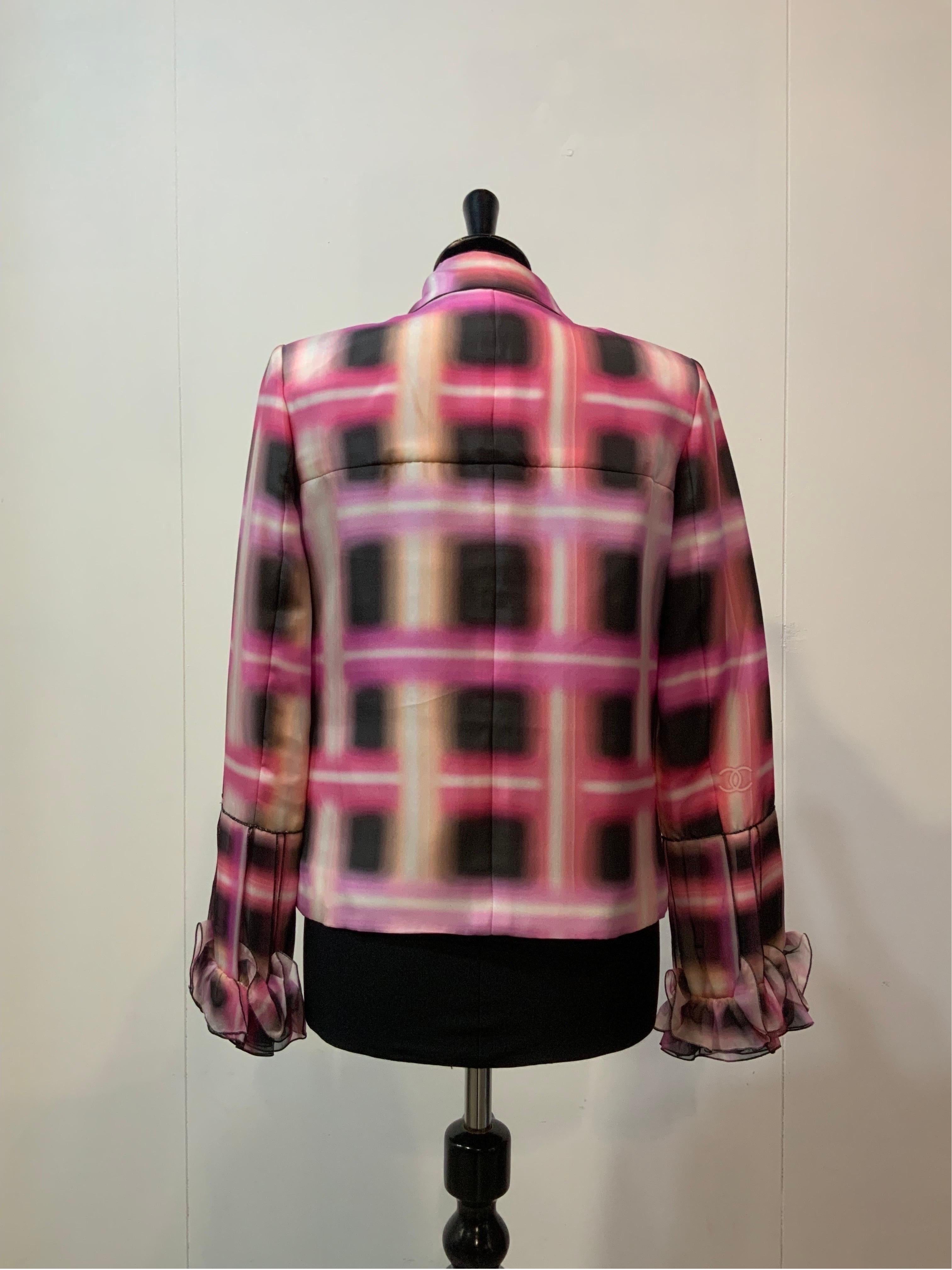 Chanel Spring 2017 RTW pink neon silk double breasted Jacket (veste à double boutonnage en soie néon). en vente 2