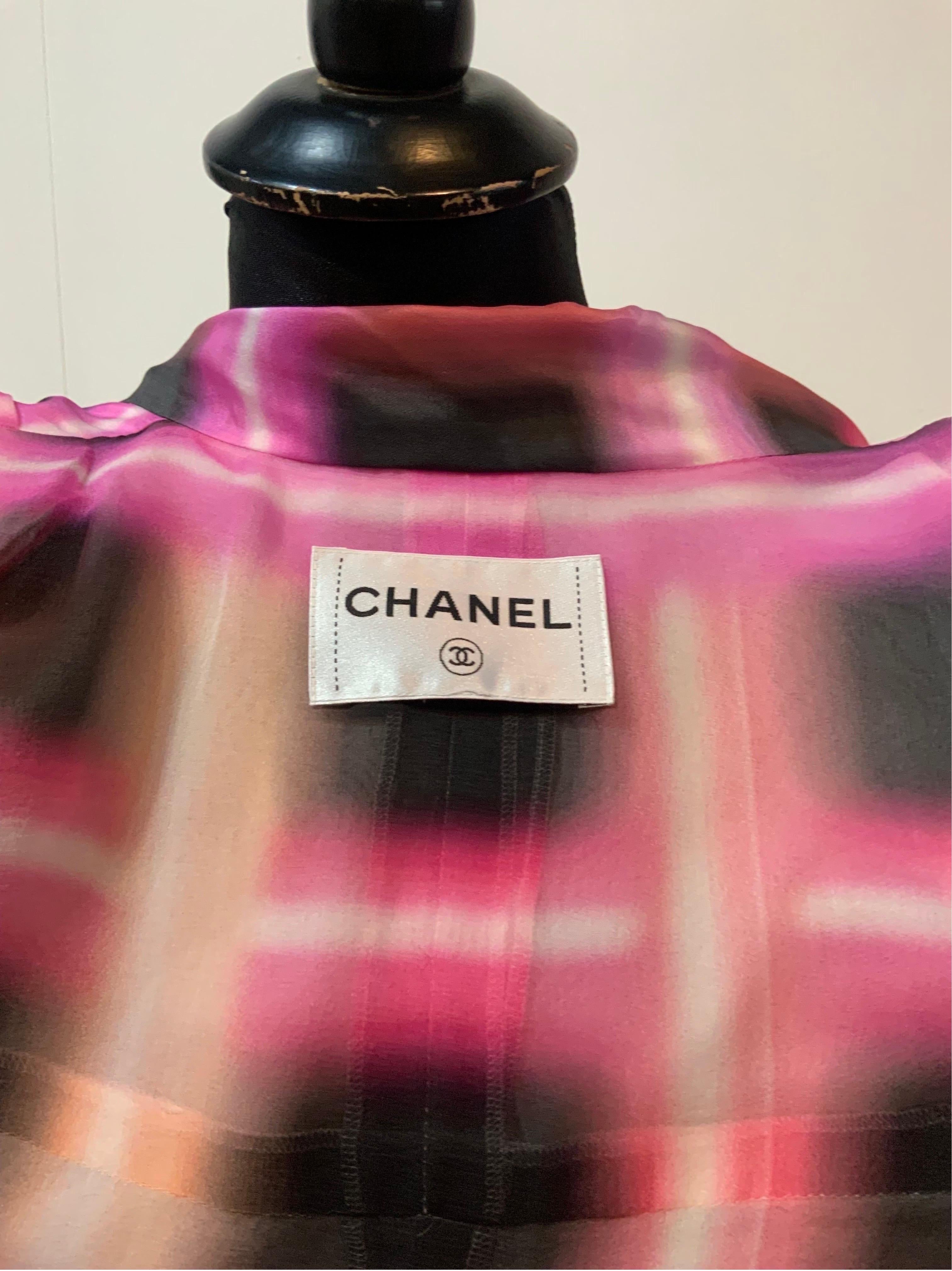 Chanel Spring 2017 RTW pink neon silk double breasted Jacket (veste à double boutonnage en soie néon). en vente 3