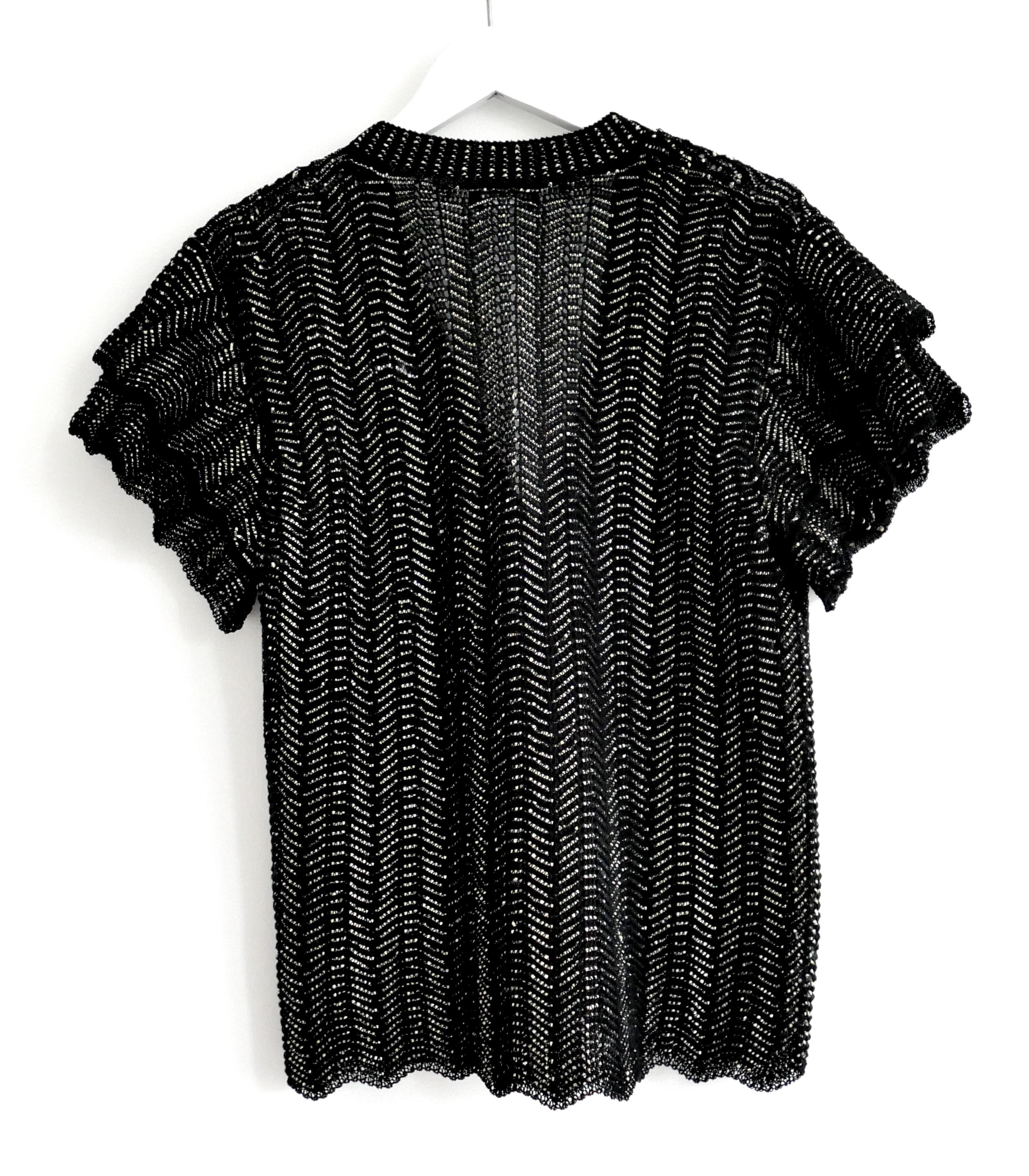 Noir Chanel Spring 2018 - Cardigan à manches volantées noir et or en vente