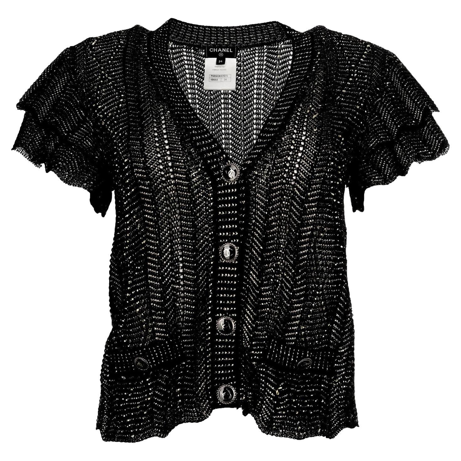 Chanel Spring 2018 - Cardigan à manches volantées noir et or en vente