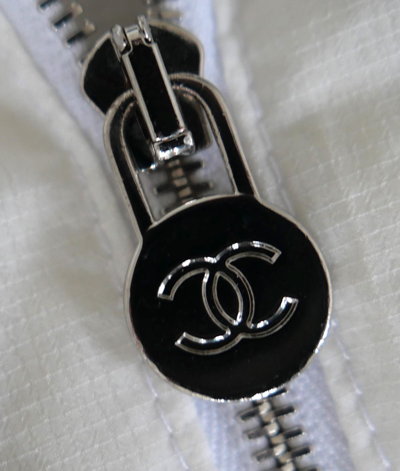 Chaqueta Cortavientos Chanel Primavera 2018 con Apliques CC Gris en venta