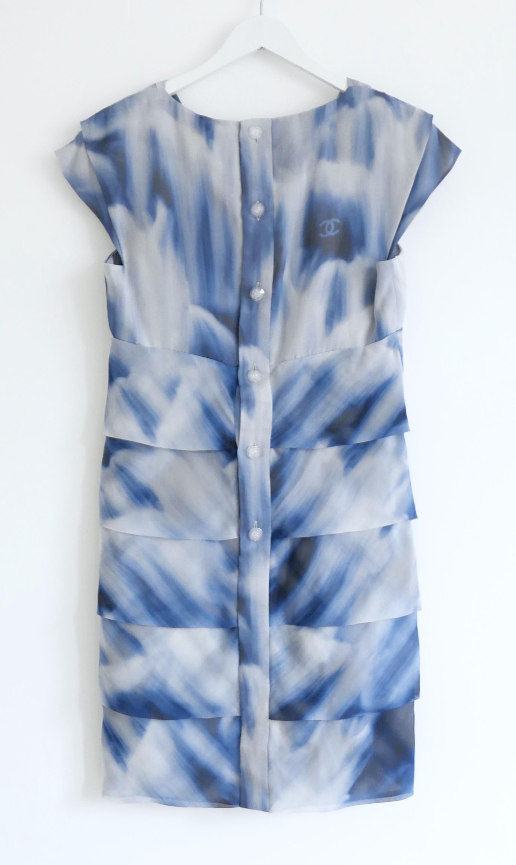 Chanel Spring 2018 - Mini robe en soie frangée imprimée ciel Pour femmes en vente