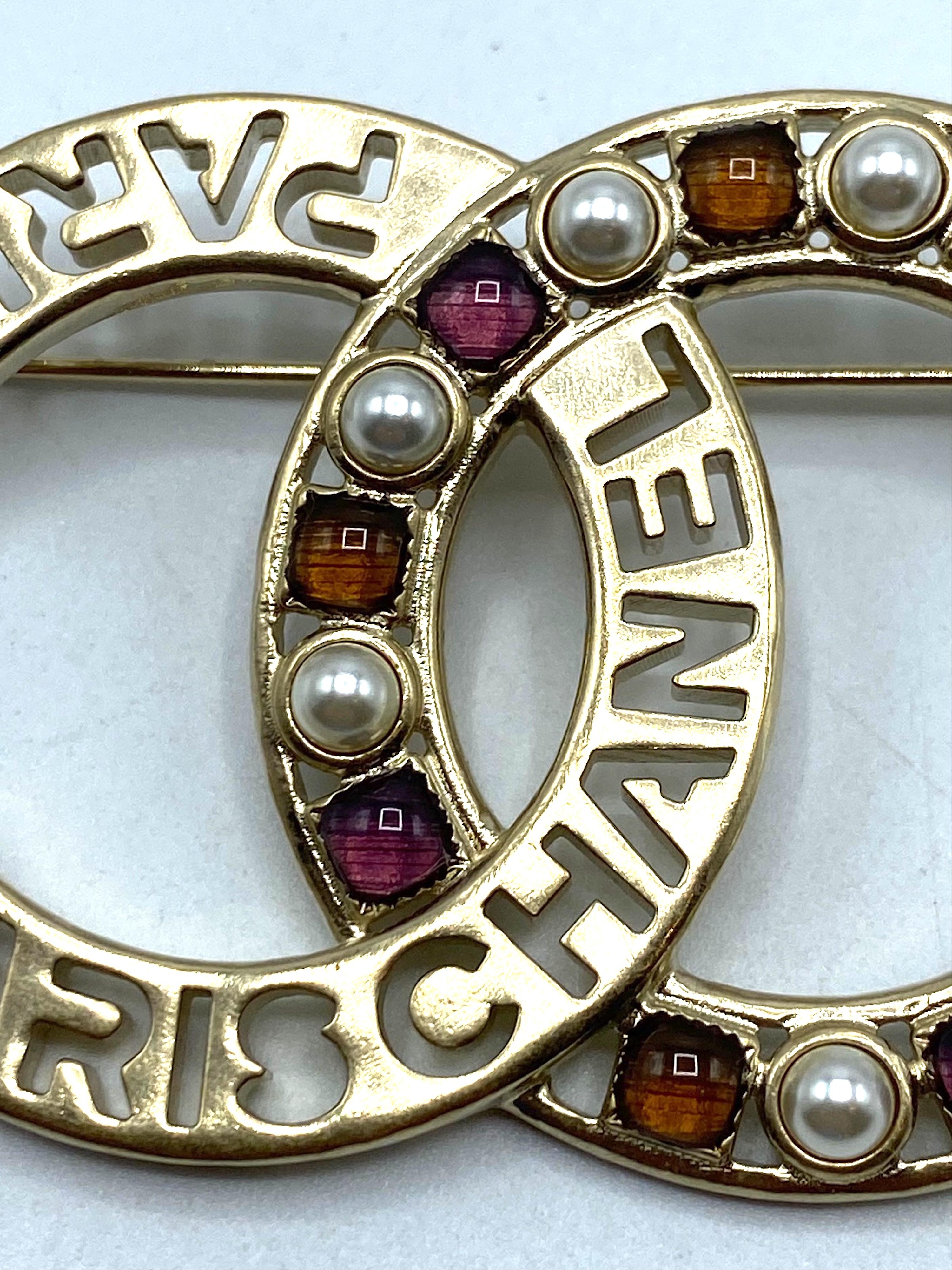 Chanel Frühjahr 2020 Kollektion Gold CC Logo Gripoix & Perlen Brosche im Angebot 11