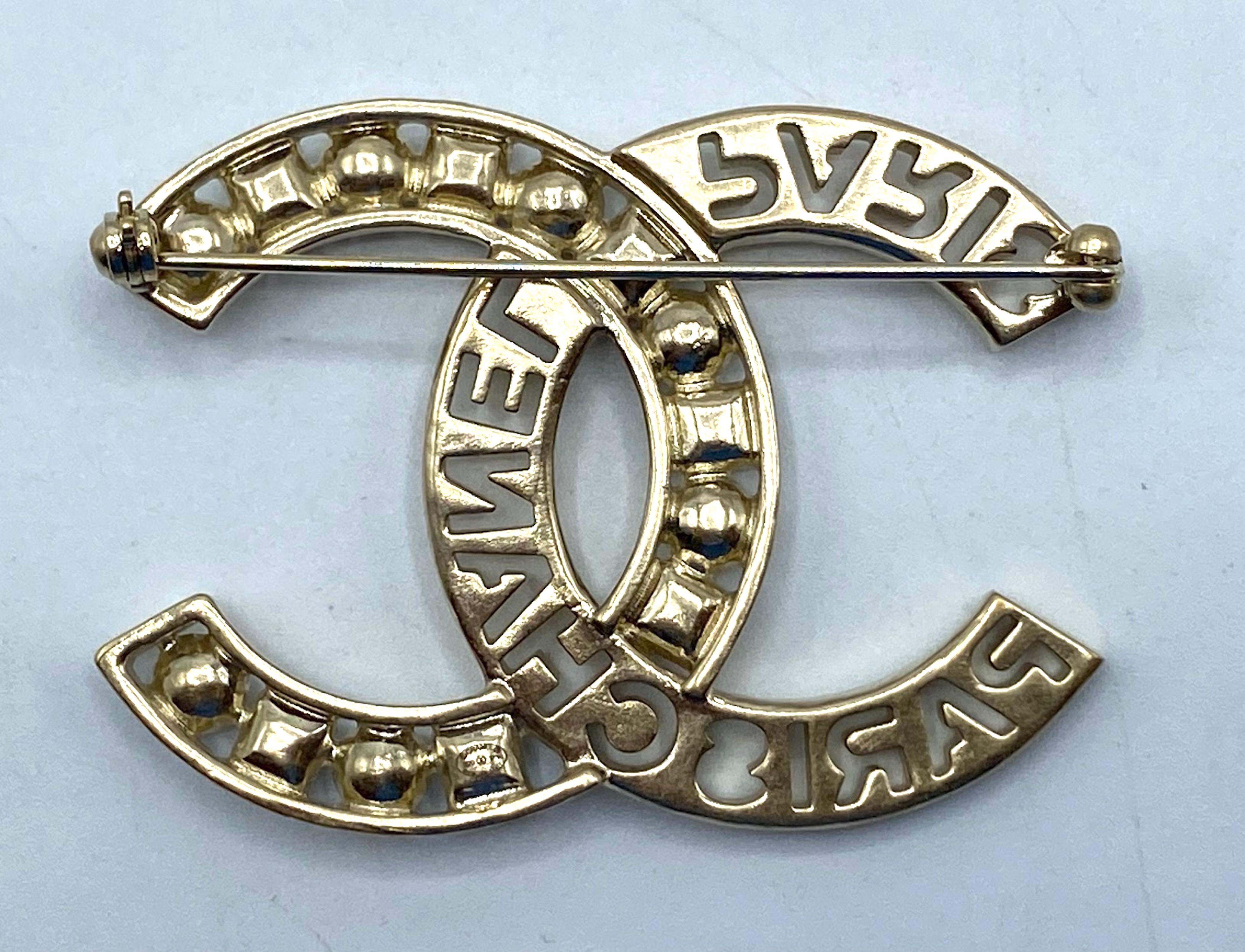 Chanel Frühjahr 2020 Kollektion Gold CC Logo Gripoix & Perlen Brosche im Angebot 13