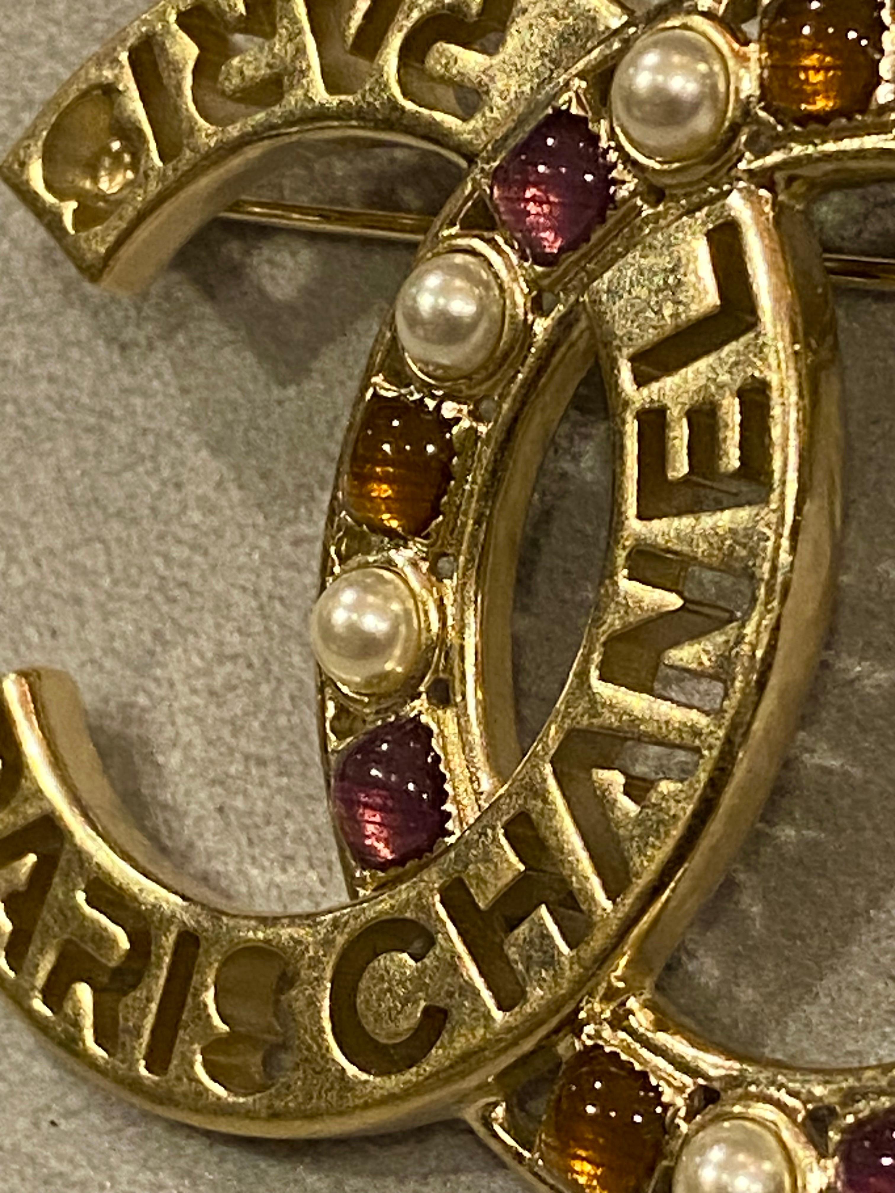Chanel Frühjahr 2020 Kollektion Gold CC Logo Gripoix & Perlen Brosche im Zustand „Gut“ im Angebot in New York, NY