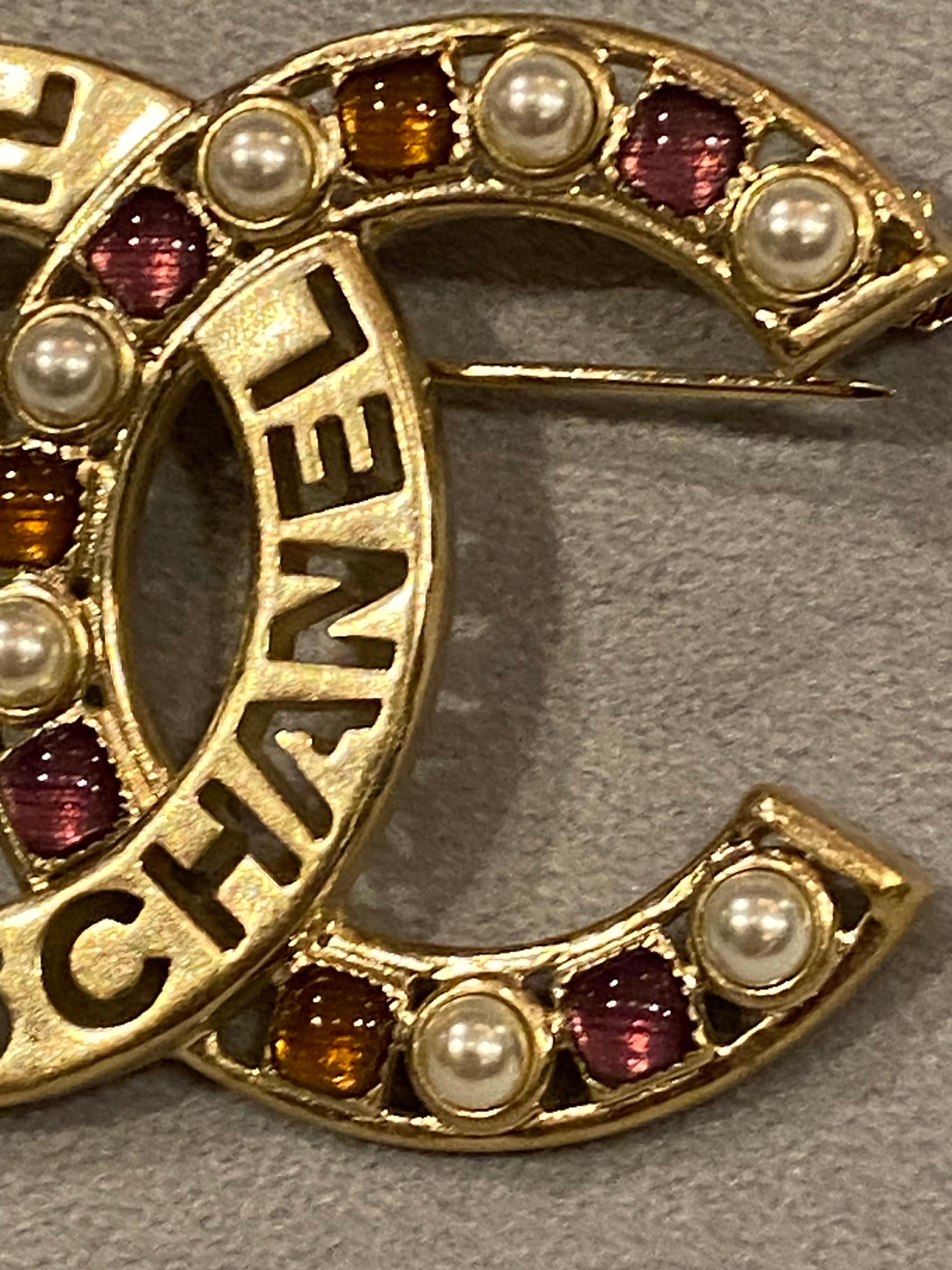 Chanel Frühjahr 2020 Kollektion Gold CC Logo Gripoix & Perlen Brosche für Damen oder Herren im Angebot