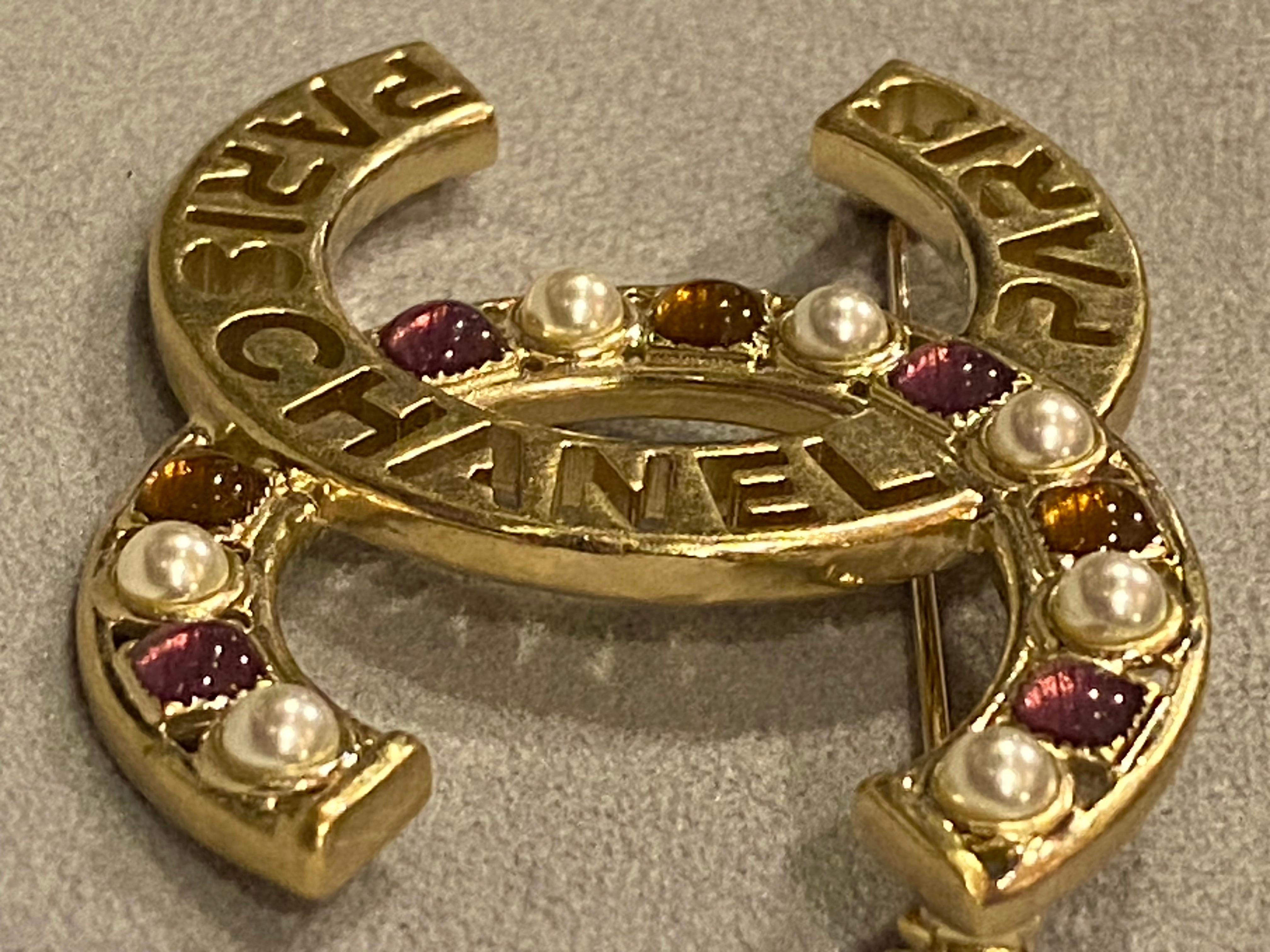 Chanel Frühjahr 2020 Kollektion Gold CC Logo Gripoix & Perlen Brosche im Angebot 1
