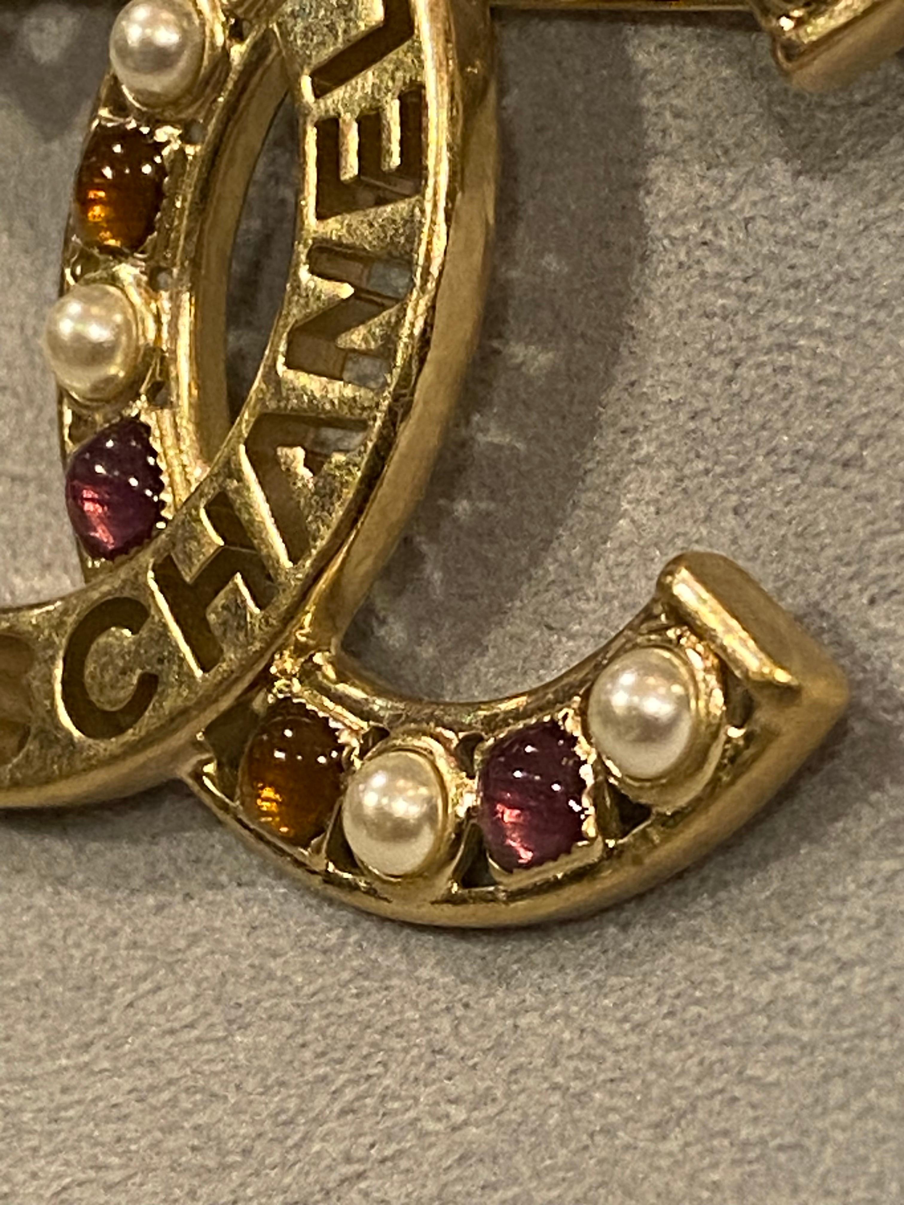 Chanel Frühjahr 2020 Kollektion Gold CC Logo Gripoix & Perlen Brosche im Angebot 3