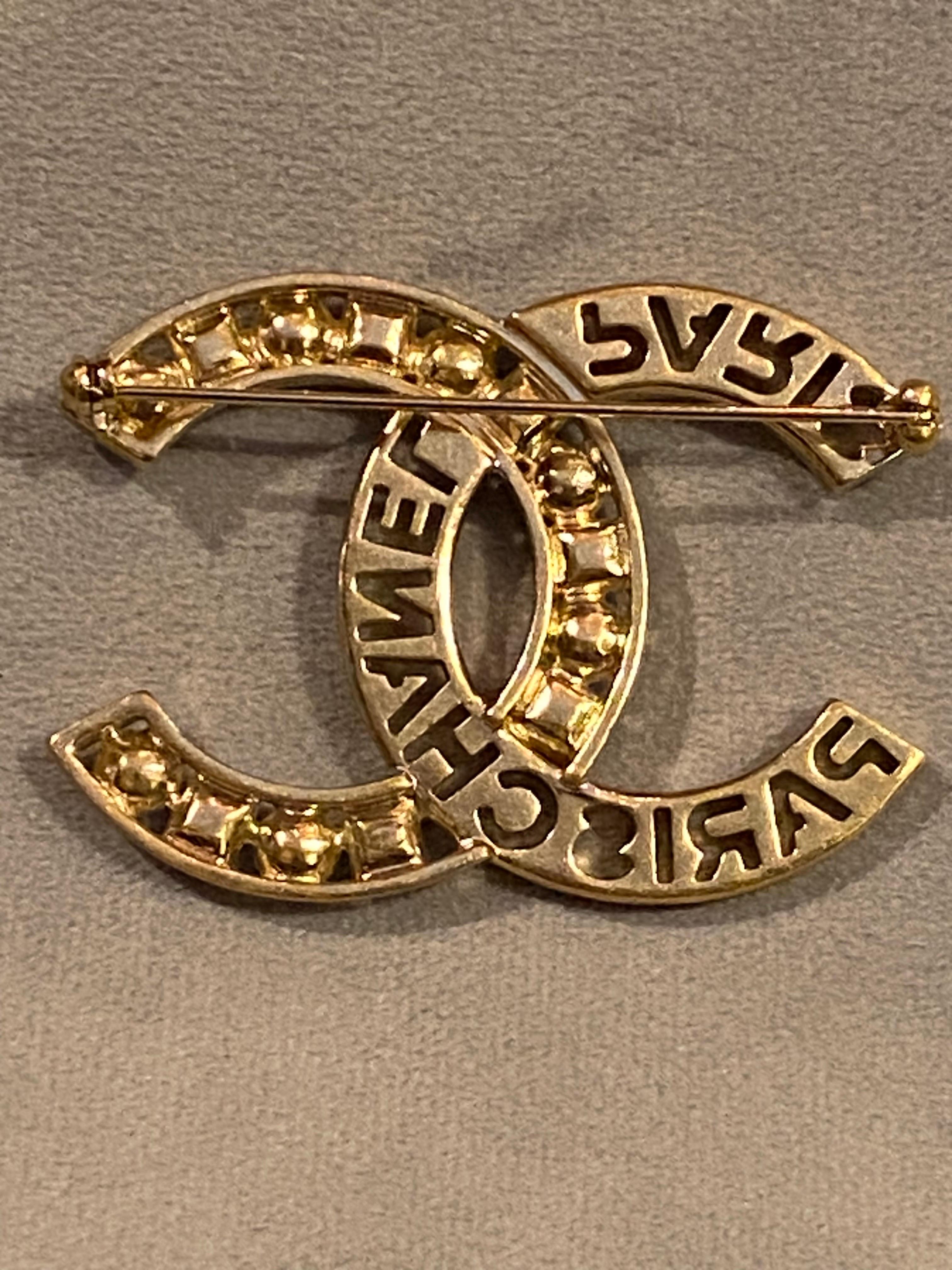 Chanel Frühjahr 2020 Kollektion Gold CC Logo Gripoix & Perlen Brosche im Angebot 4