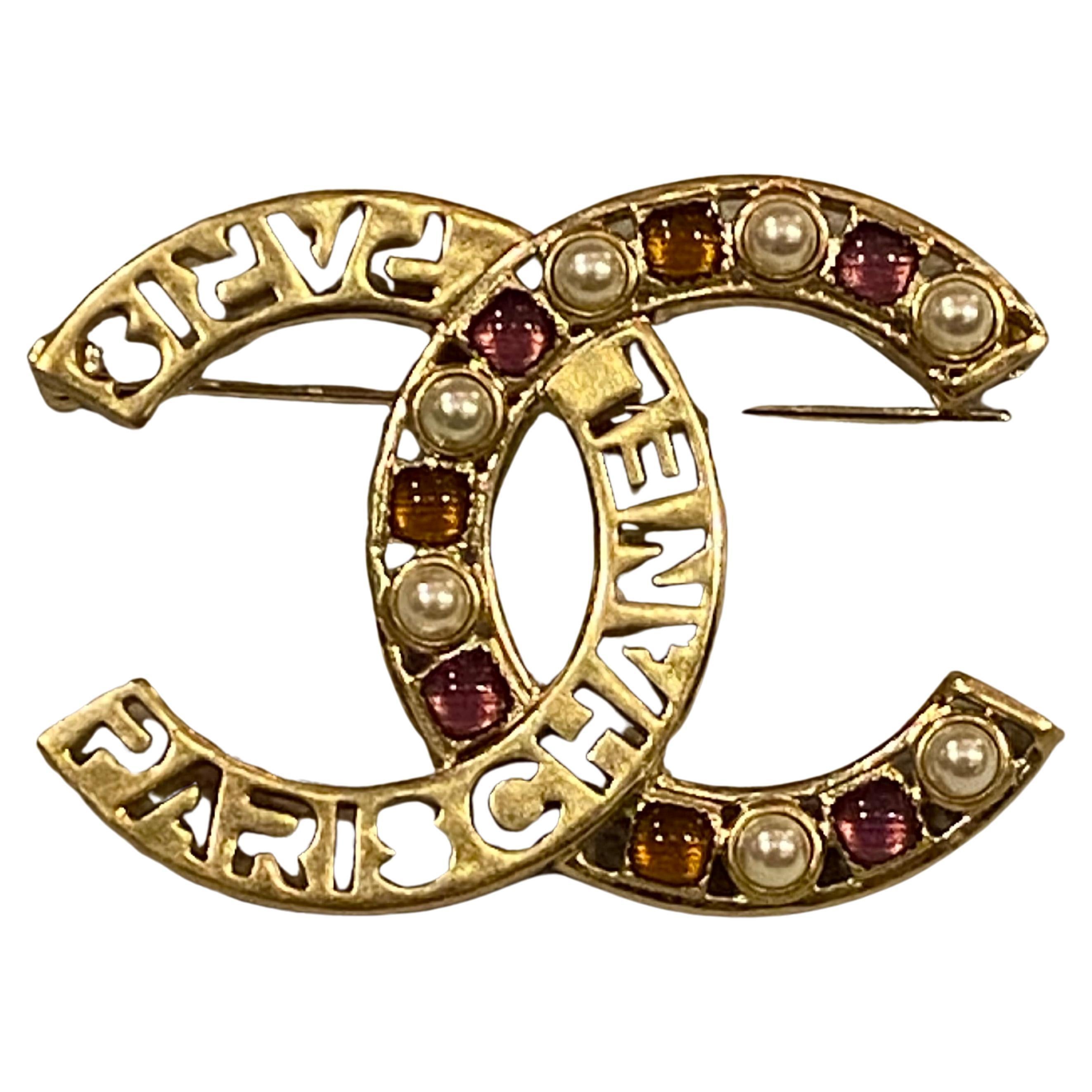 Chanel Colección Primavera 2020 Broche Oro CC Logo Gripoix y Perla