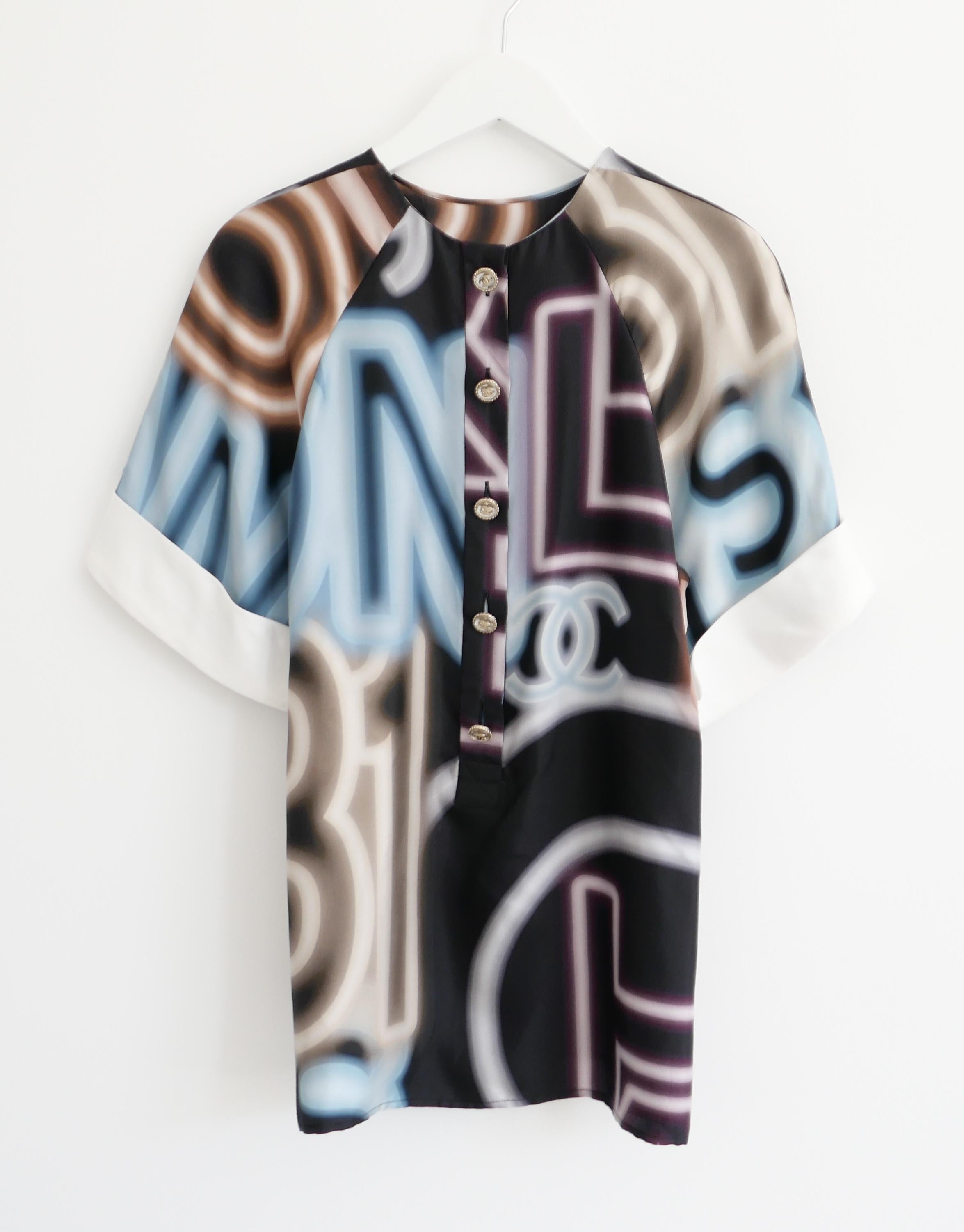 Noir Chanel Spring 2021 - Chemisier en soie imprimé de logos néon en vente