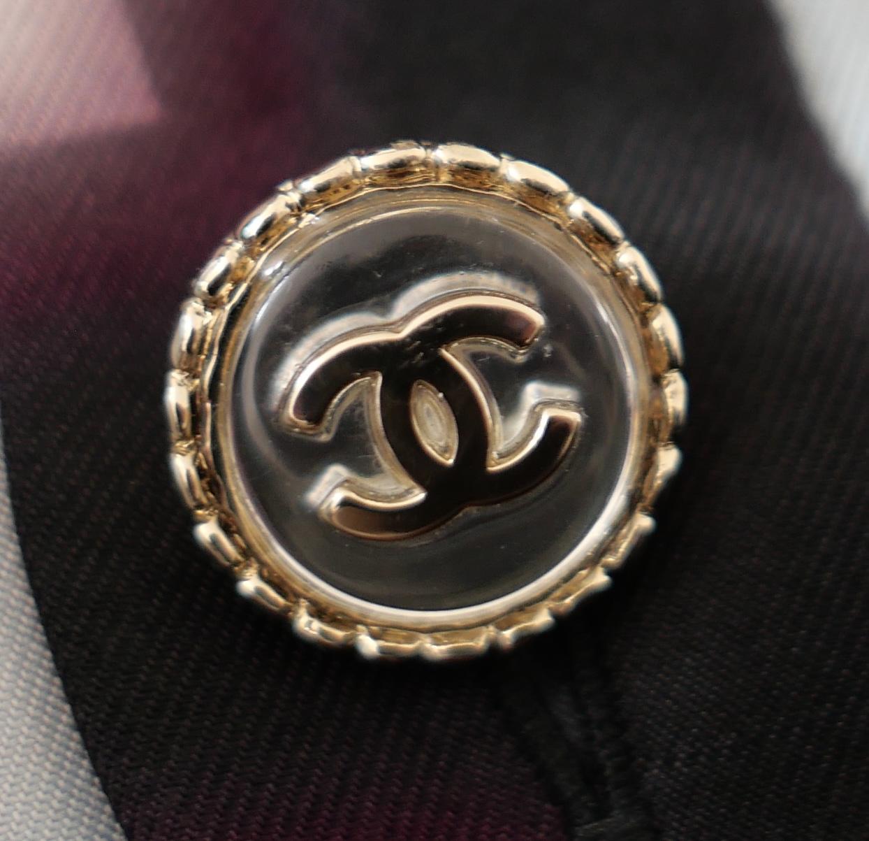 Chanel Spring 2021 - Chemisier en soie imprimé de logos néon Pour femmes en vente