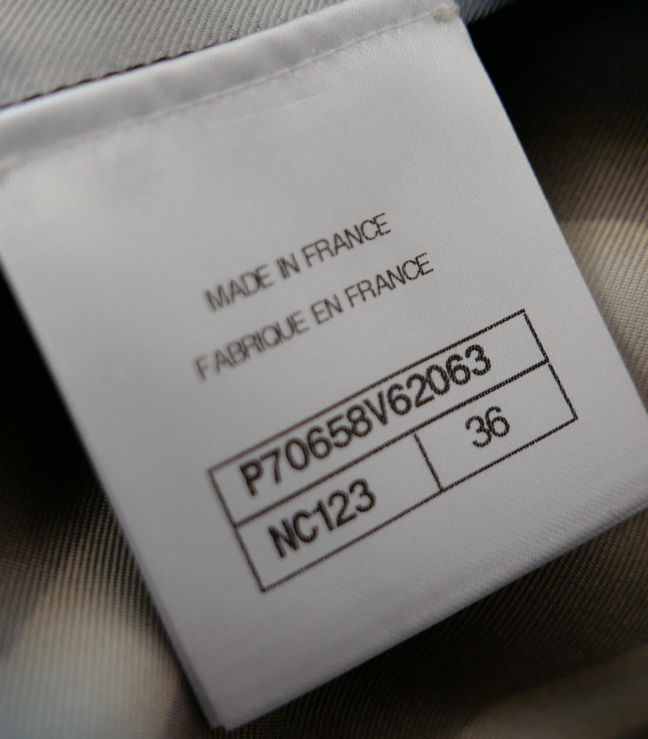 Chanel Spring 2021 - Chemisier en soie imprimé de logos néon en vente 2