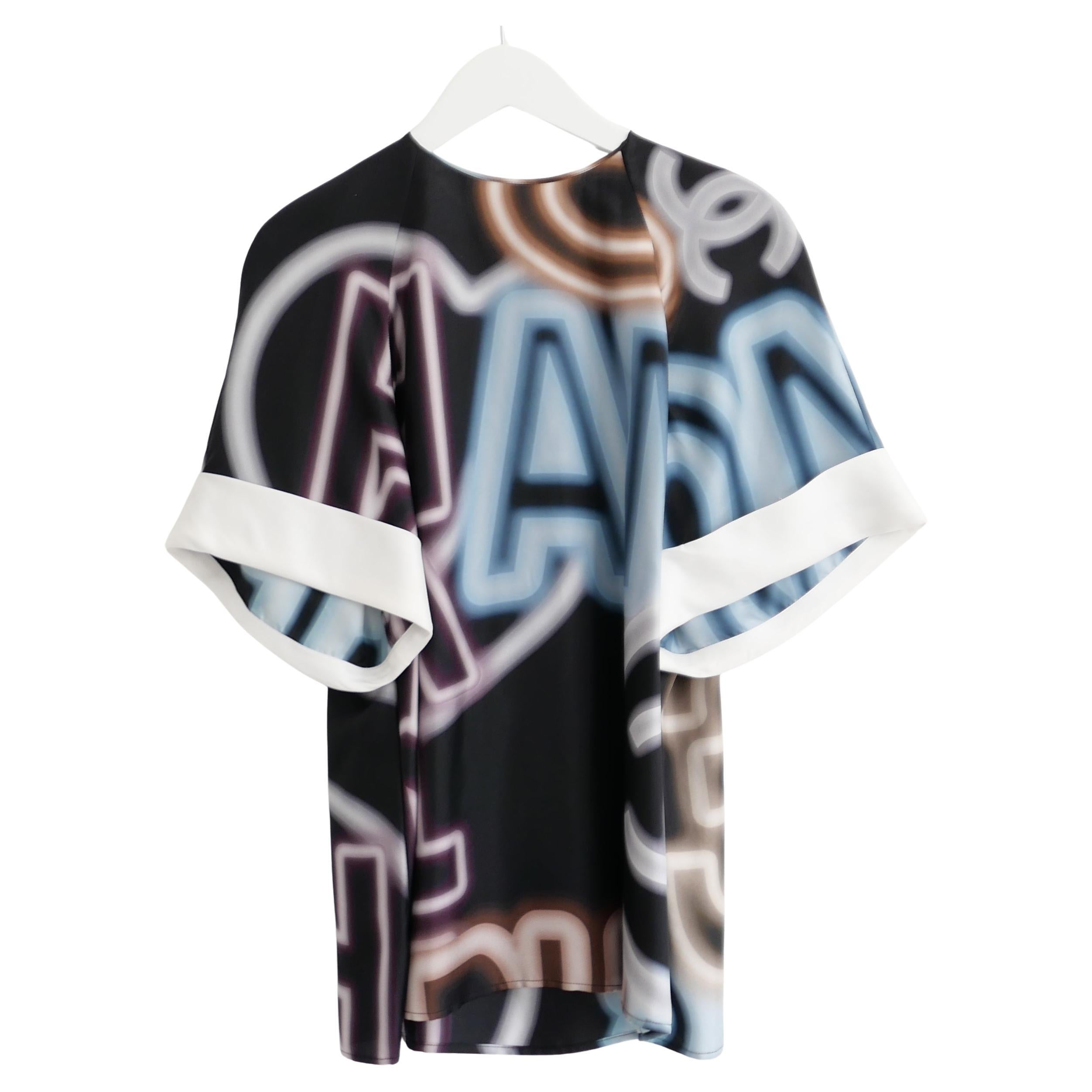 Chanel Spring 2021 - Chemisier en soie imprimé de logos néon en vente