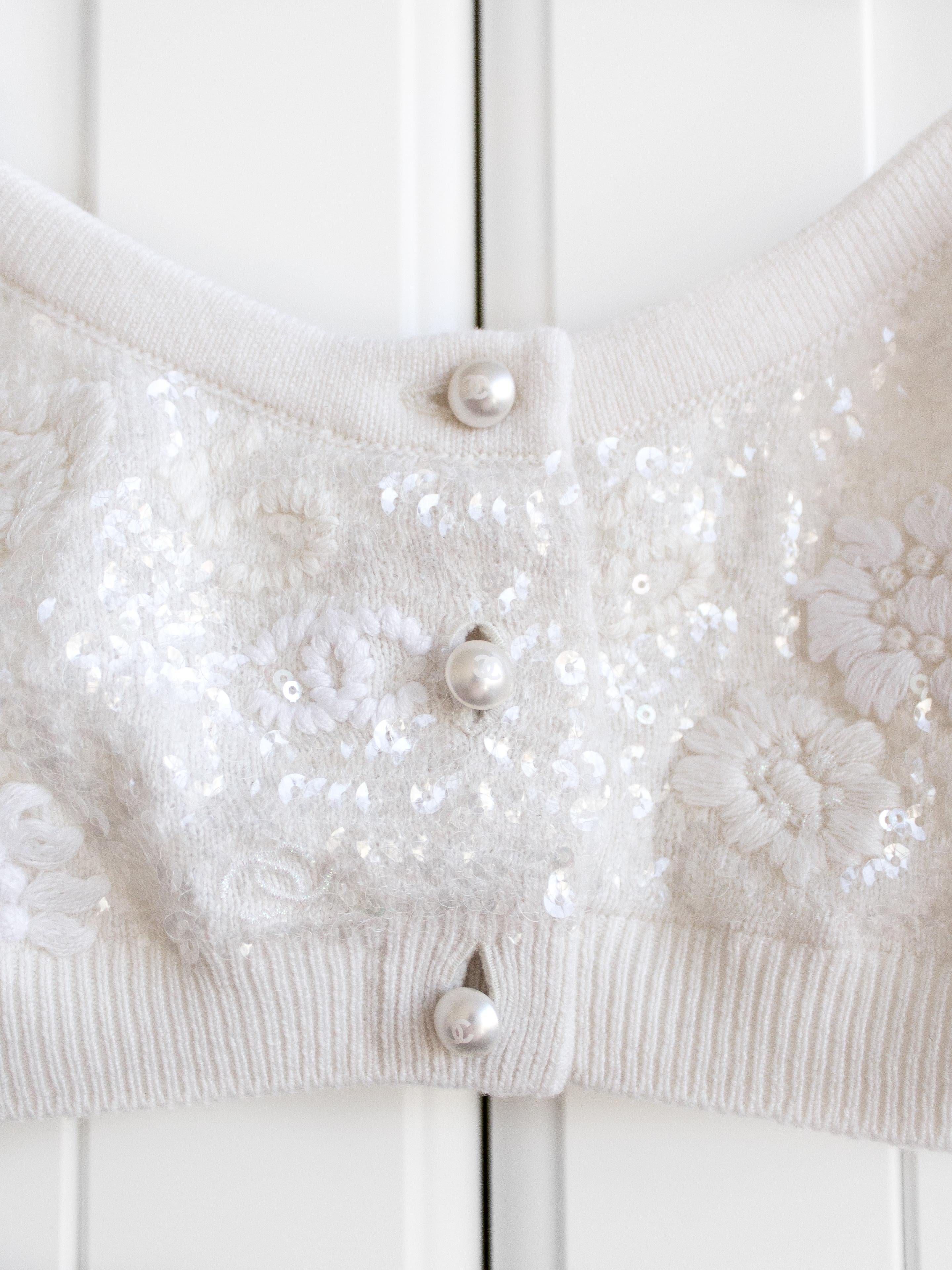 Chanel Spring 2021 White Embellished CC Pearl Cashmere 21P Crop Top In Excellent Condition In Jersey City, NJ