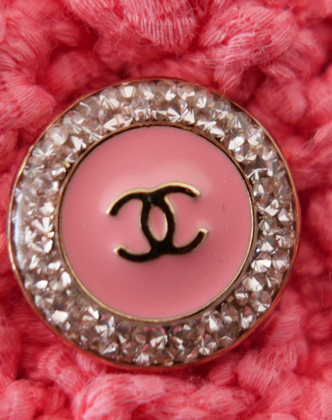 Splendida giacca senza maniche Chanel della collezione Primavera 22S. Nuovo con etichetta/bottone di ricambio/filo. Realizzato in maglia di ciniglia in misto cotone rosa corallo con bordi annodati in corda. È dotato di 4 tasche con bottoni CC