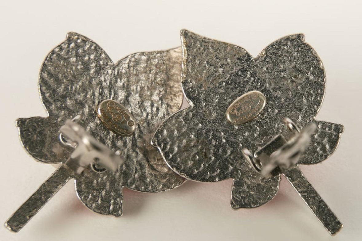 Chanel Frühling Ohrringe Clips aus versilbertem Metall emailliert im Angebot 2