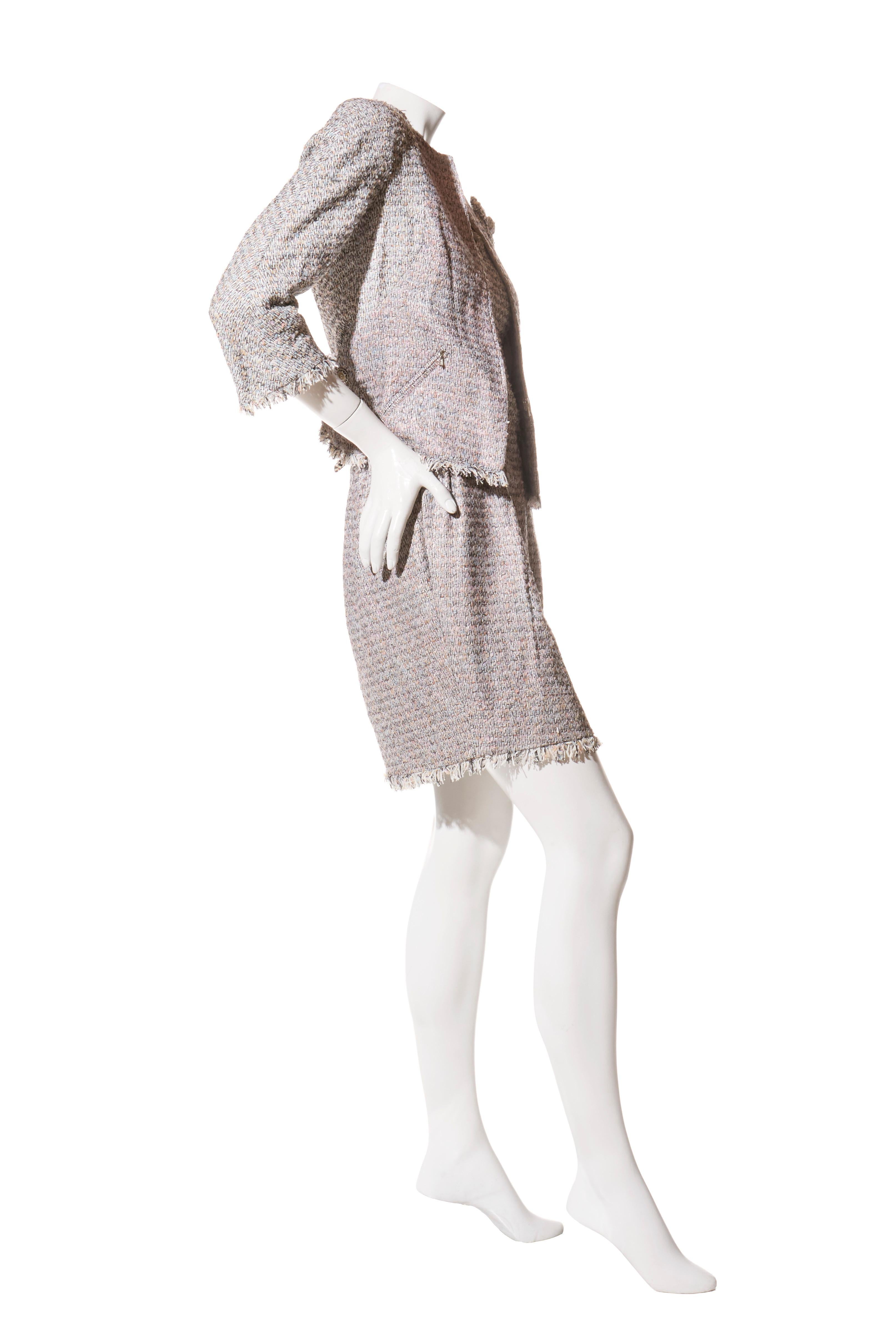 Chanel Primavera/Verano 2010 Conjunto de vestido y chaqueta de tweed en tonos pastel FR 36 / US 4

Descripción:
Una exquisita colección de pasarela Chanel Primavera/Verano 2010 en el característico tweed pastel de la maison. Este conjunto de dos