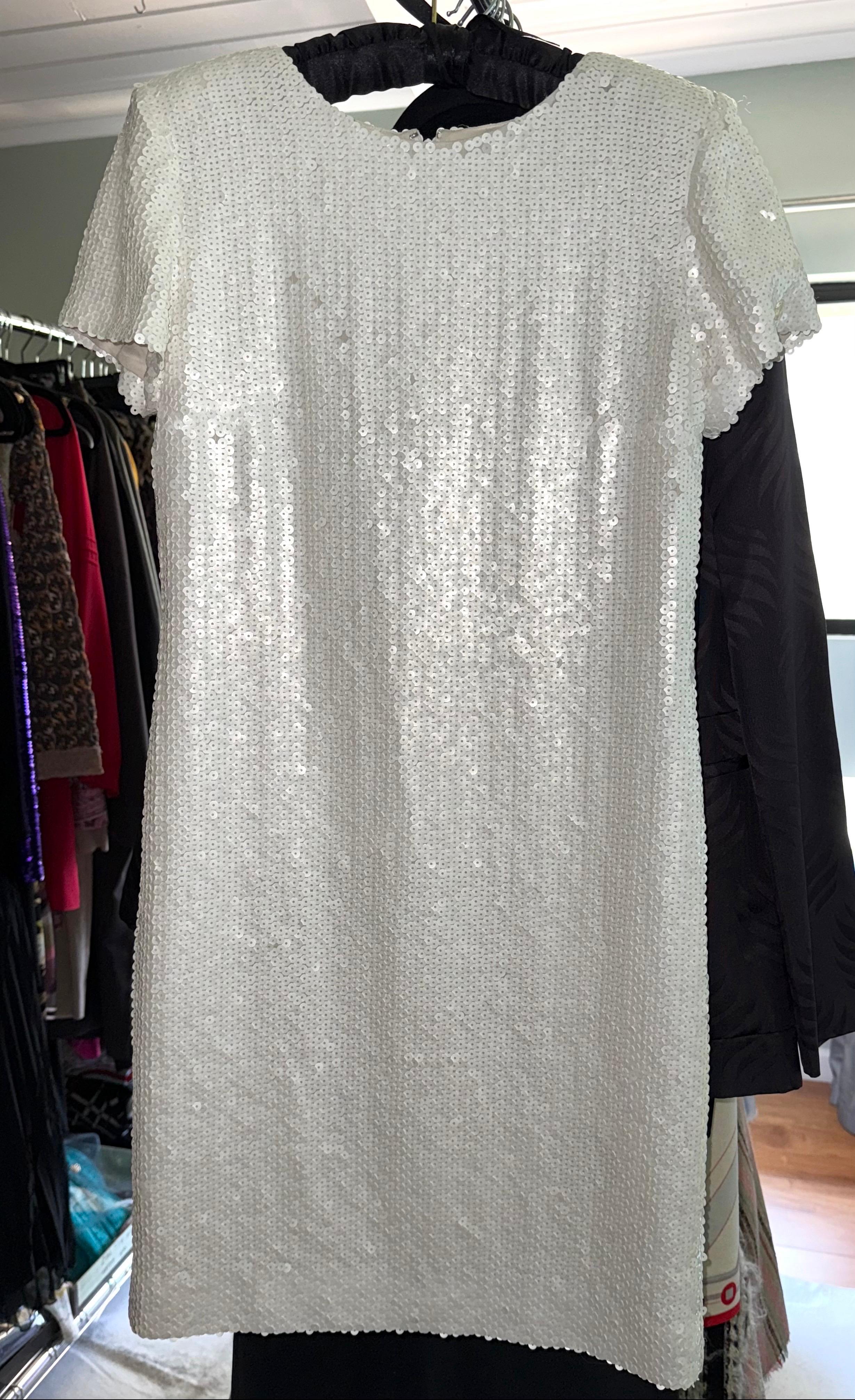 CHANEL Frühjahr/Sommer 2018 Schillerndes weißes Pailletten-Minikleid im Angebot 9