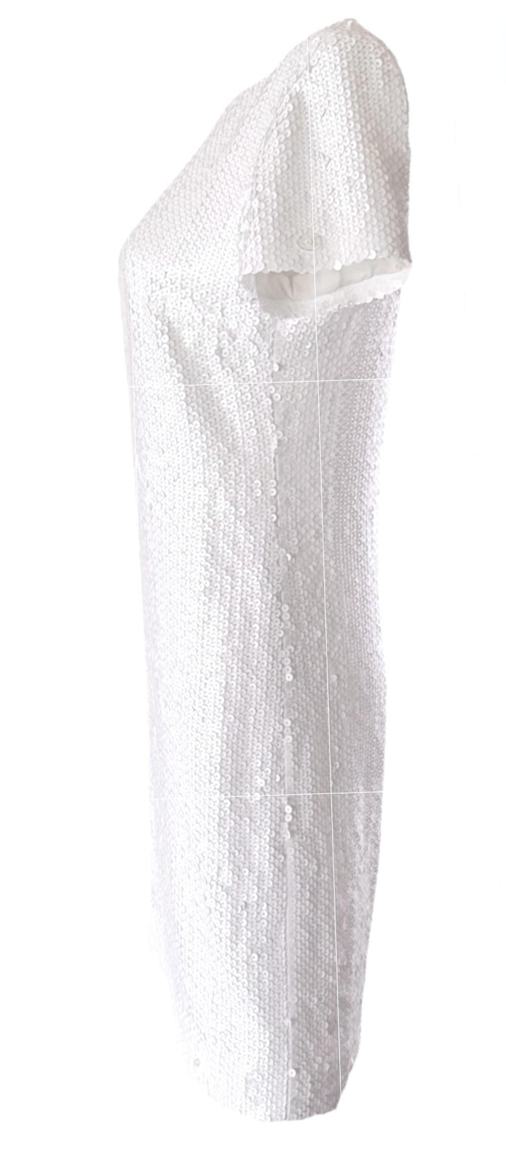 Dieses leuchtende St�ück aus der Frühjahr/Sommer-Kollektion 2018 (18P) von Chanel ist ein partytaugliches Minikleid, das den Glamour der 60er-Jahre modern interpretiert. Sie ist aus schillernden weißen Pailletten auf feinem Musselin gefertigt und