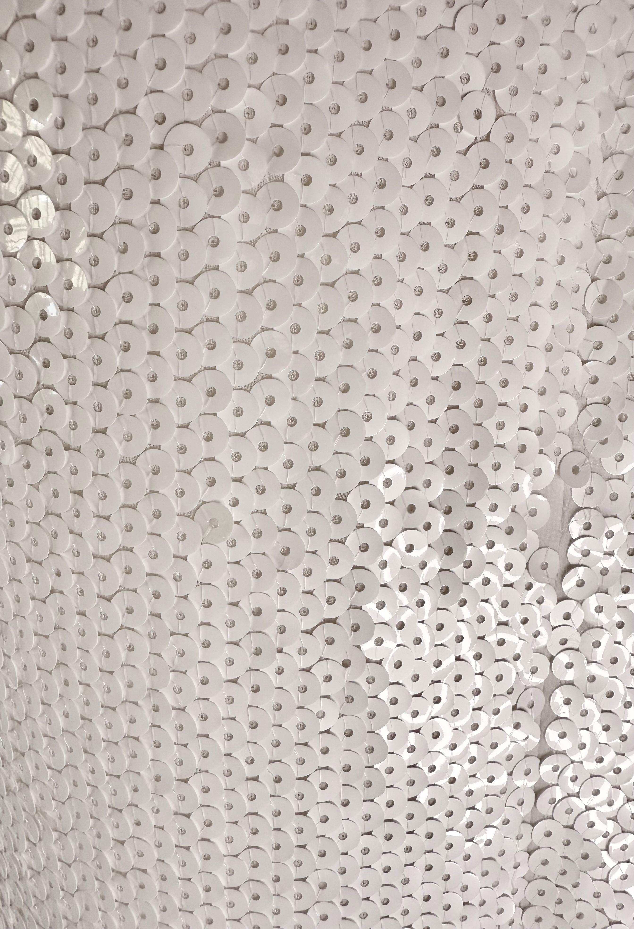 CHANEL Frühjahr/Sommer 2018 Schillerndes weißes Pailletten-Minikleid im Angebot 1
