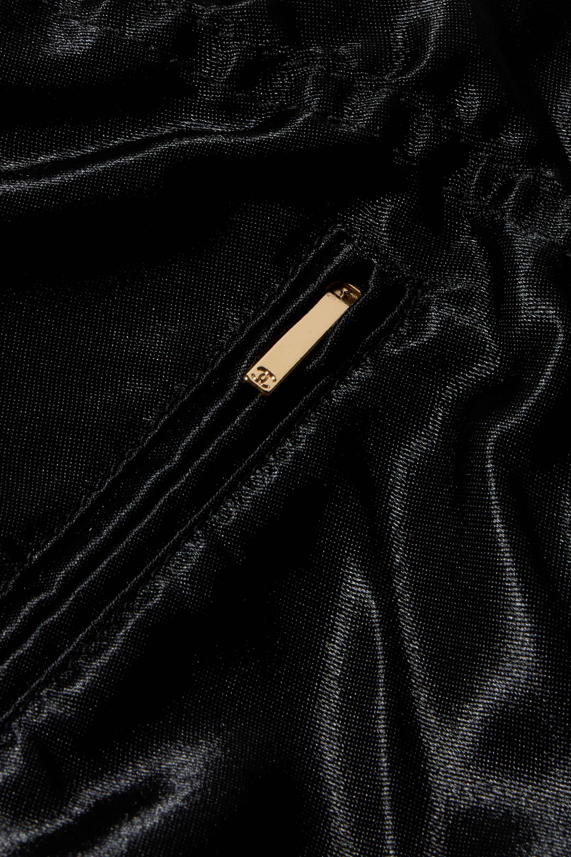 Chanel Primavera/Verano 2021 Pantalones cortos acampanados de satén negro con botón n.º 5 FR 40 en venta 5