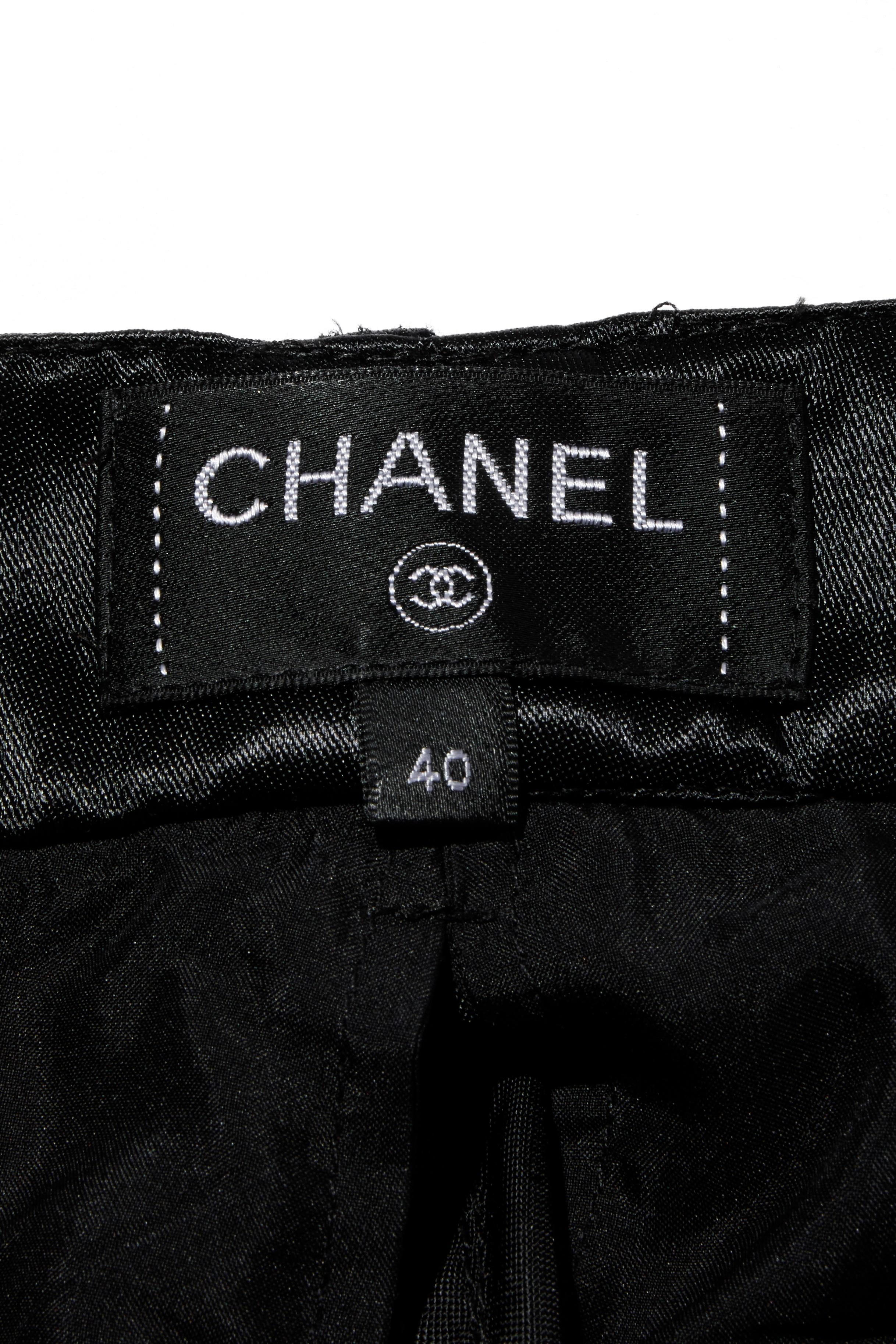 Chanel Primavera/Verano 2021 Pantalones cortos acampanados de satén negro con botón n.º 5 FR 40 en venta 6