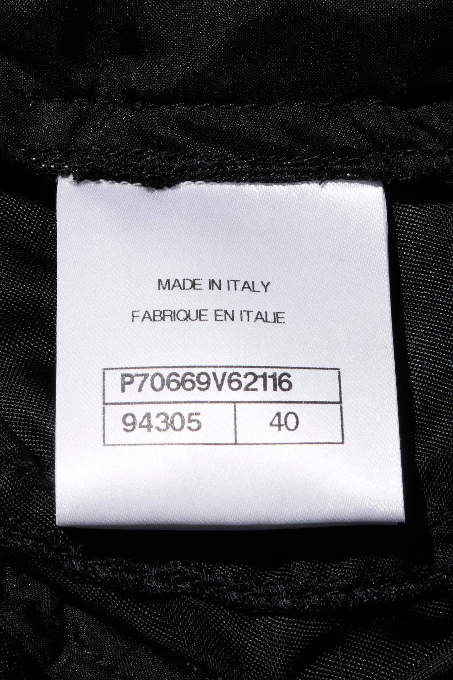 Chanel Primavera/Verano 2021 Pantalones cortos acampanados de satén negro con botón n.º 5 FR 40 en venta 7